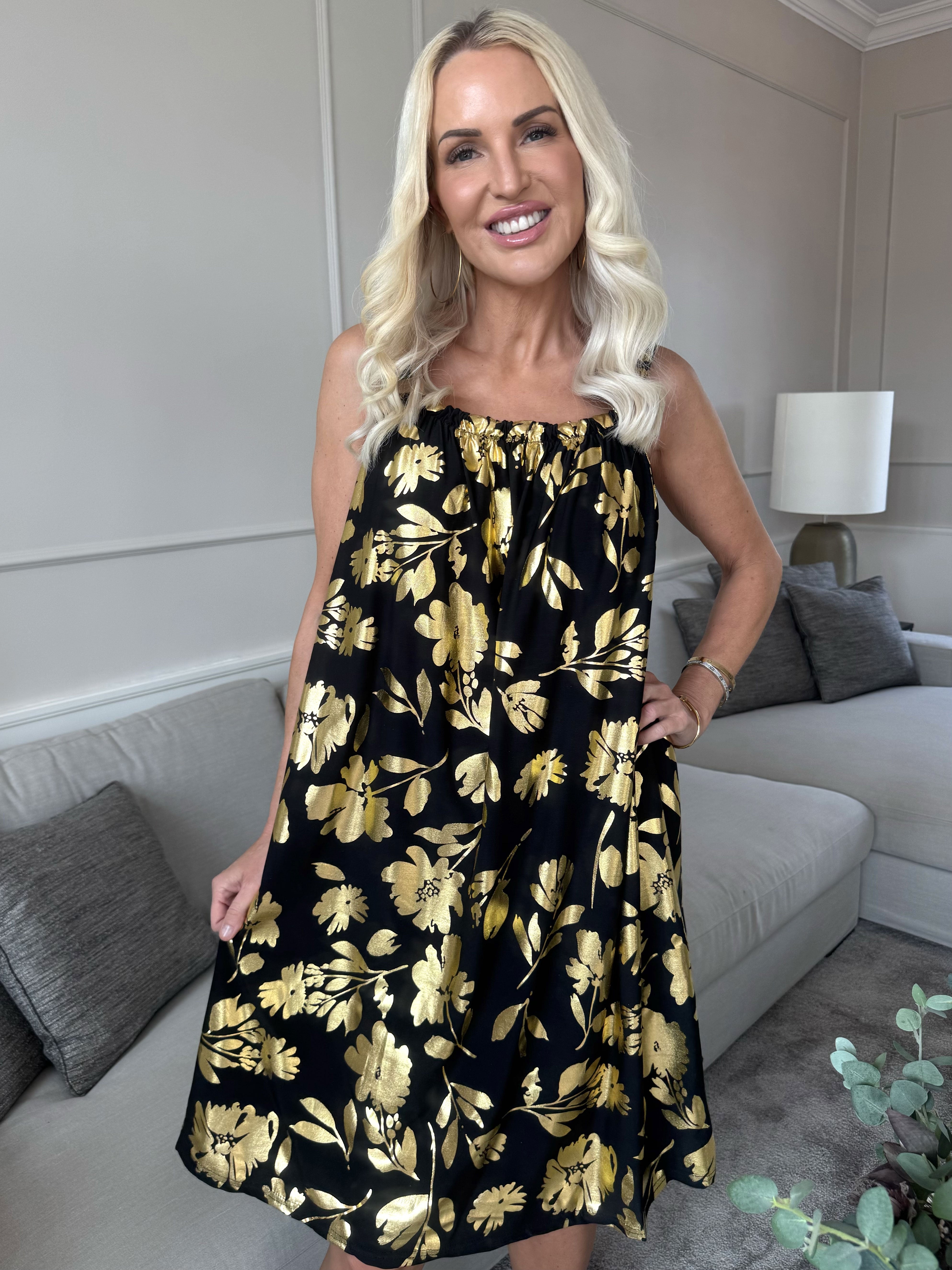 SunLove Gold Flower - Klänning med elastiskt band och stora blad i guld