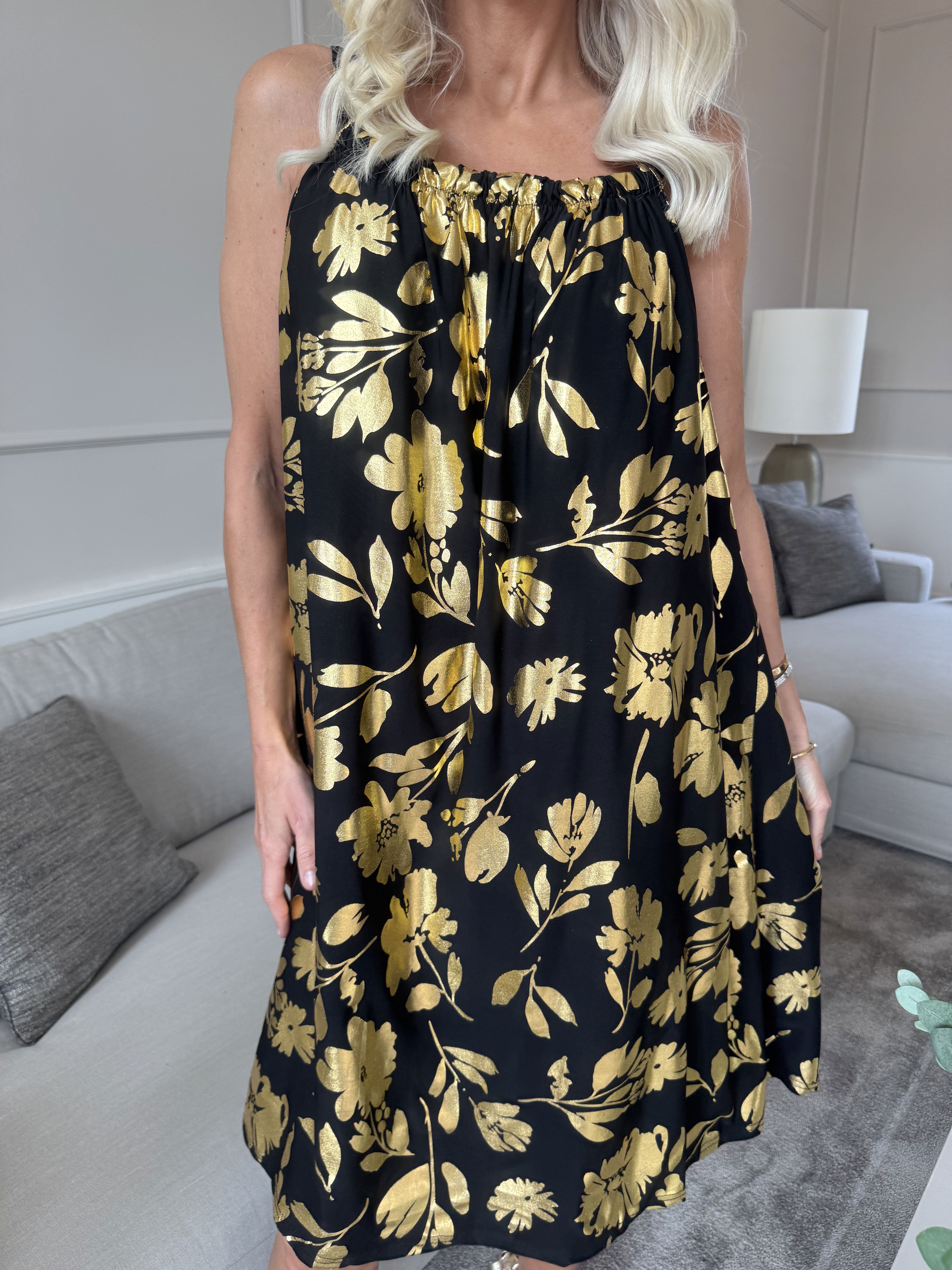 SunLove Gold Flower - Klänning med elastiskt band och stora blad i guld