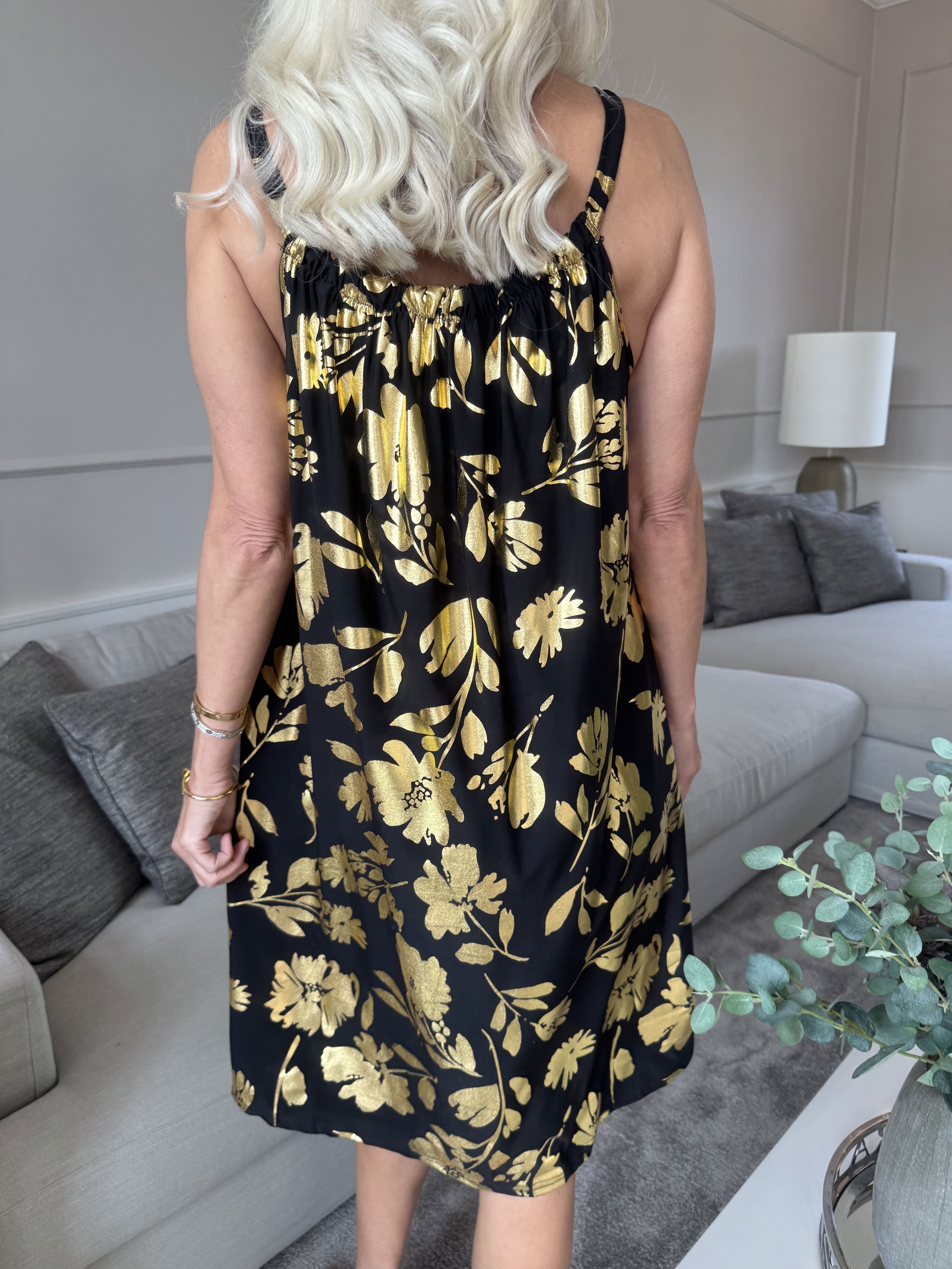 SunLove Gold Flower - Klänning med elastiskt band och stora blad i guld