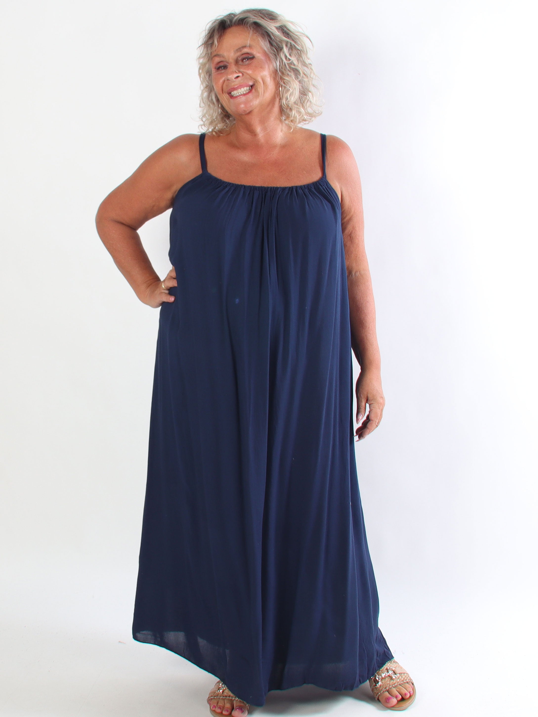 Sunshines Long - Lång och luftig plus size klänning i viskos med axelband
