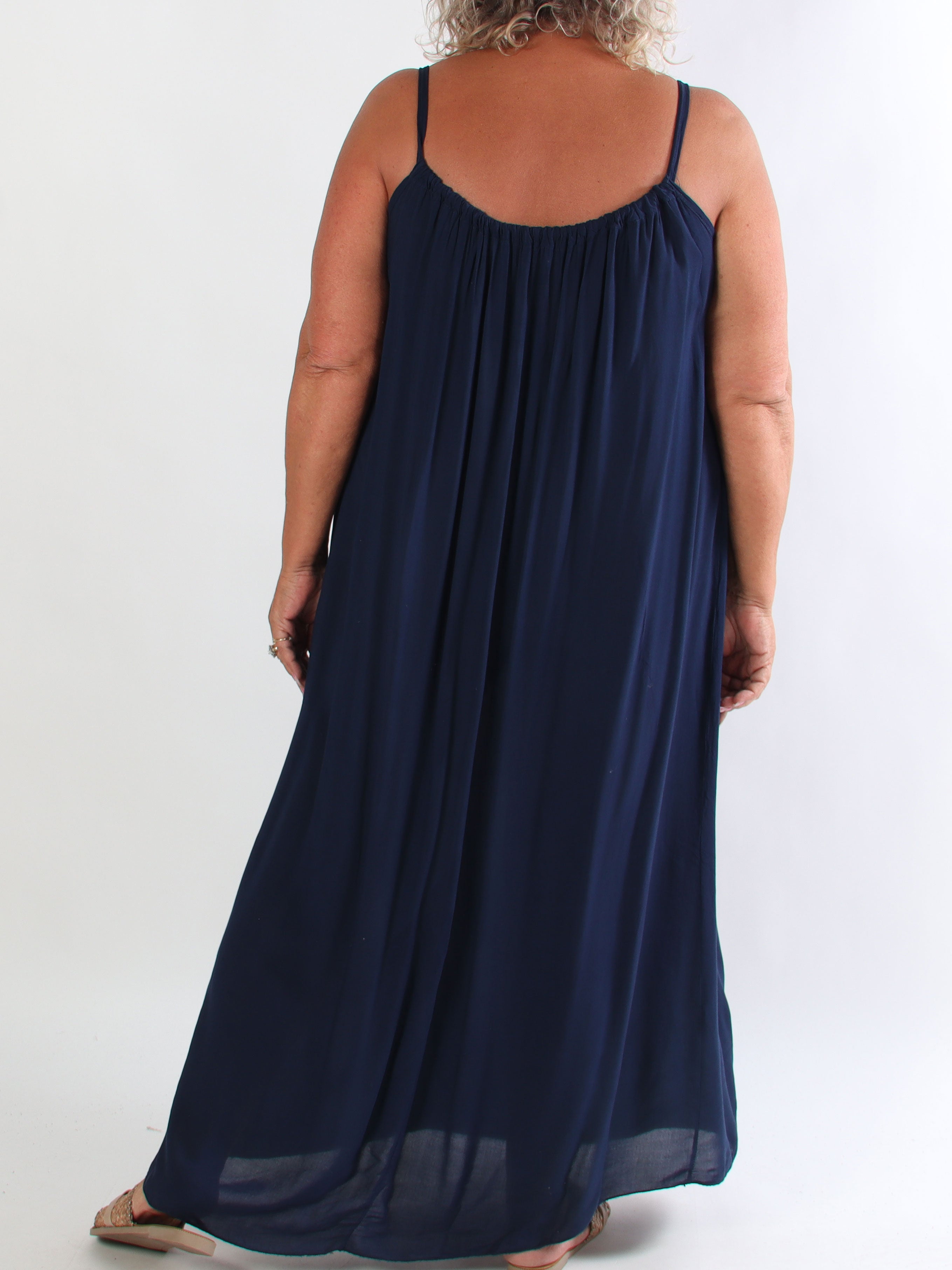 Sunshines Long - Lång och luftig plus size klänning i viskos med axelband