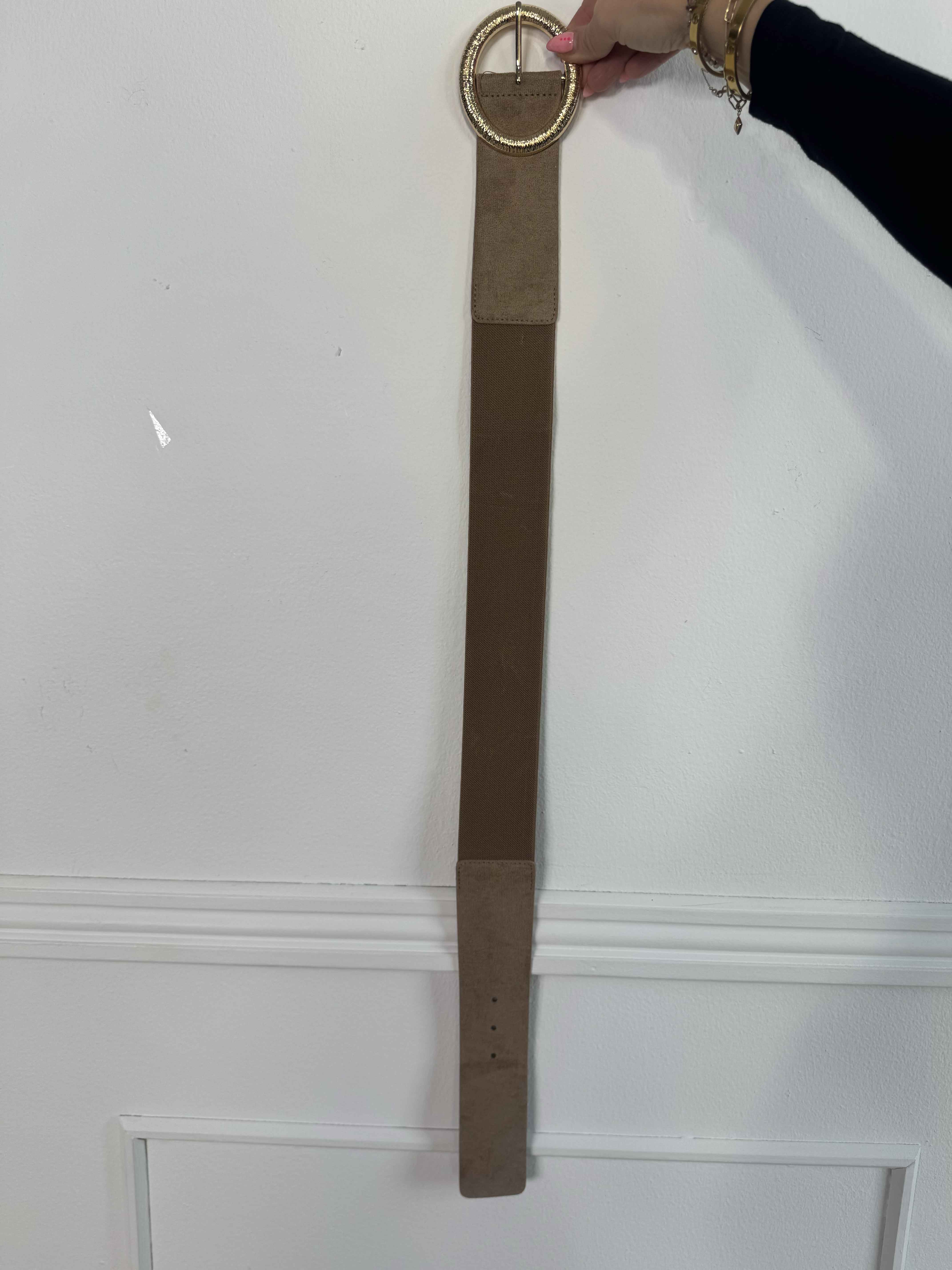 Sybille - Taljebælte i ruskindslook med stort guld spænde