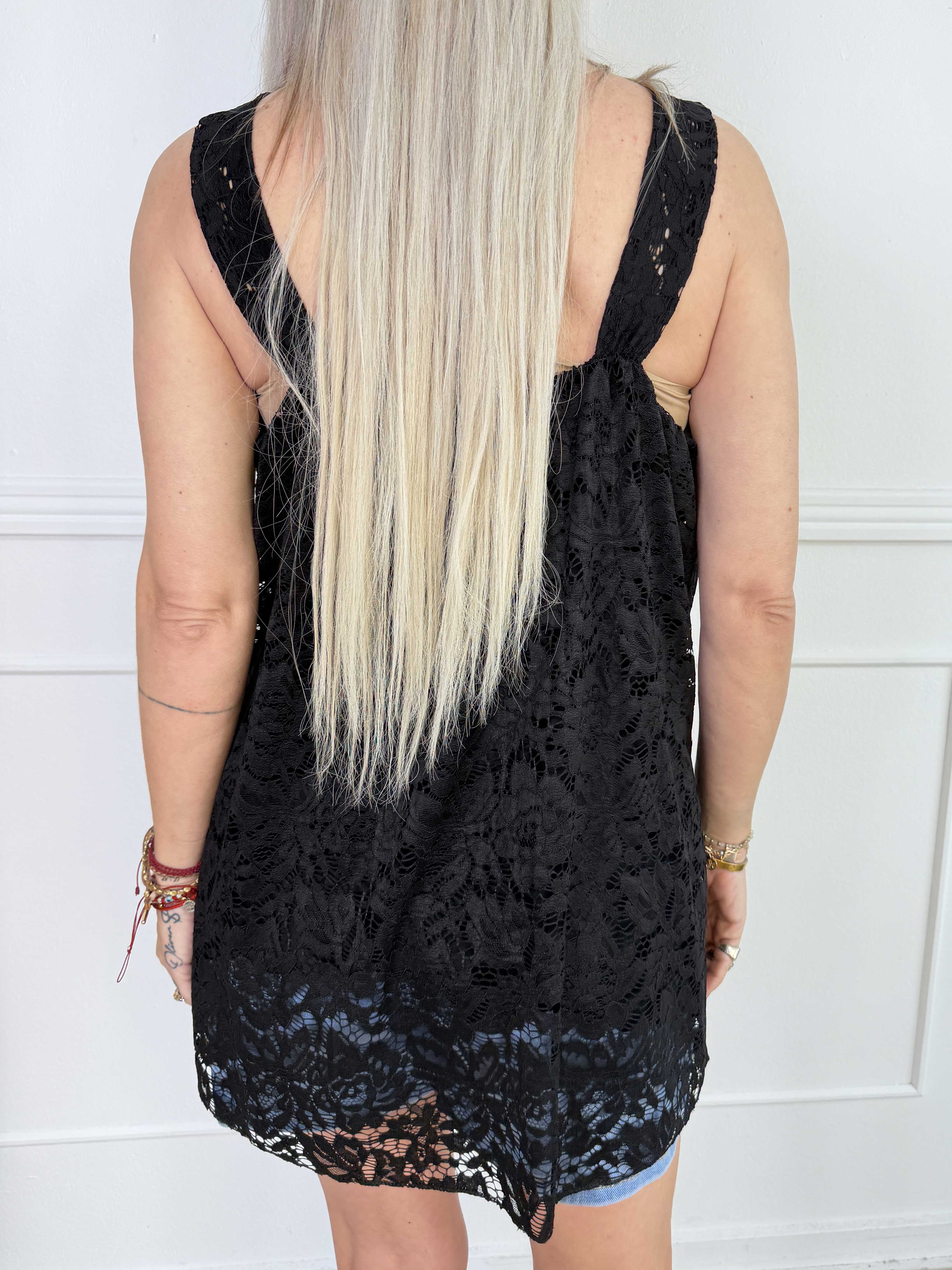 Sydney - Feminin plus size blondetop med stræk i