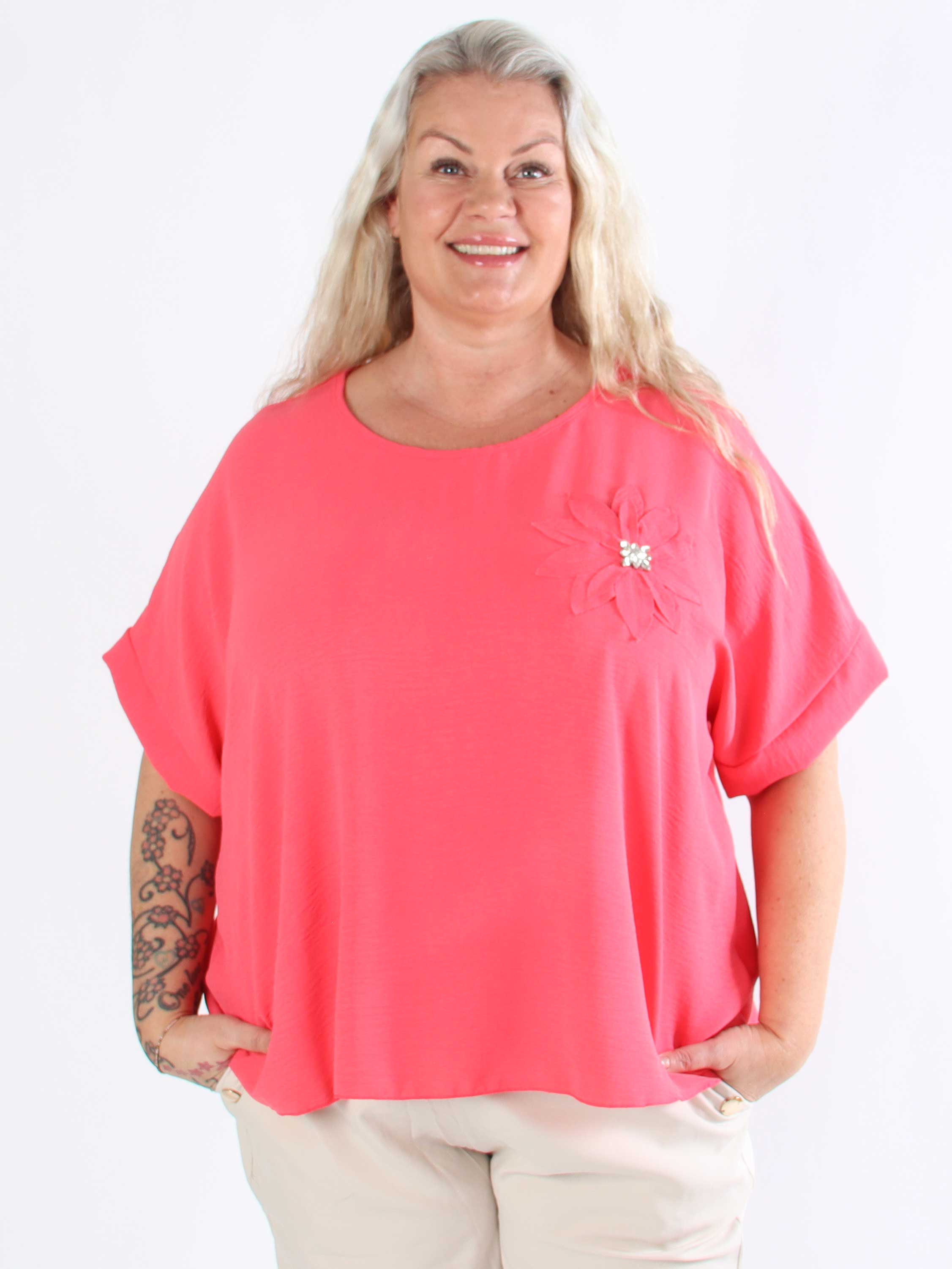 Tabisha - Plus size-tunika med blomma och strass på bröstet