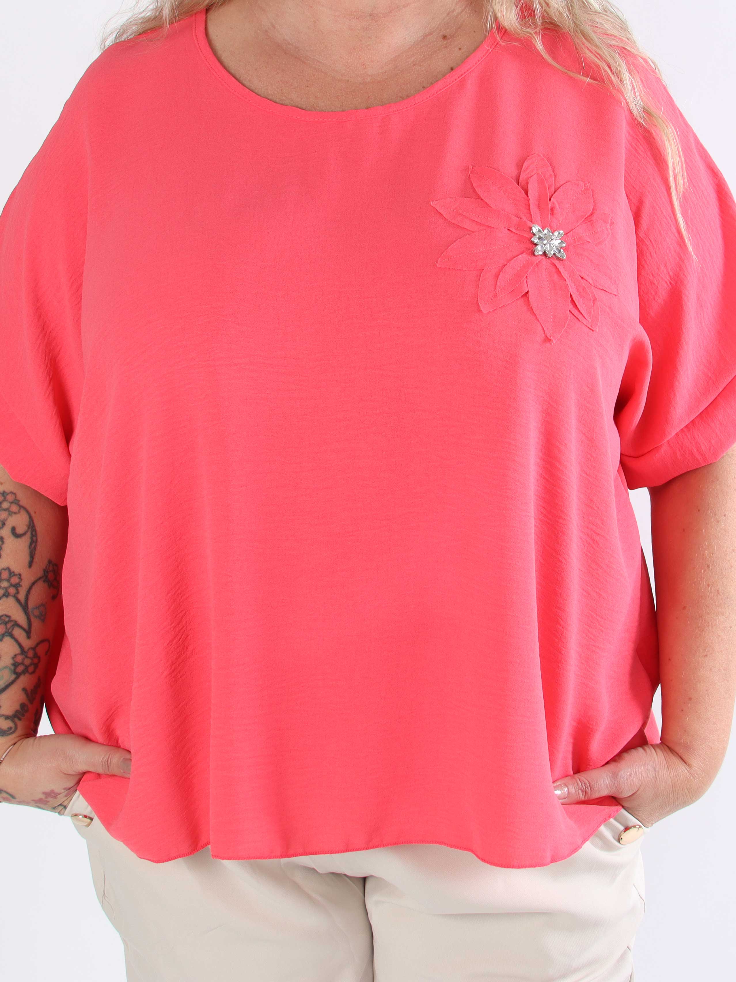 Tabisha - Plus size-tunika med blomma och strass på bröstet