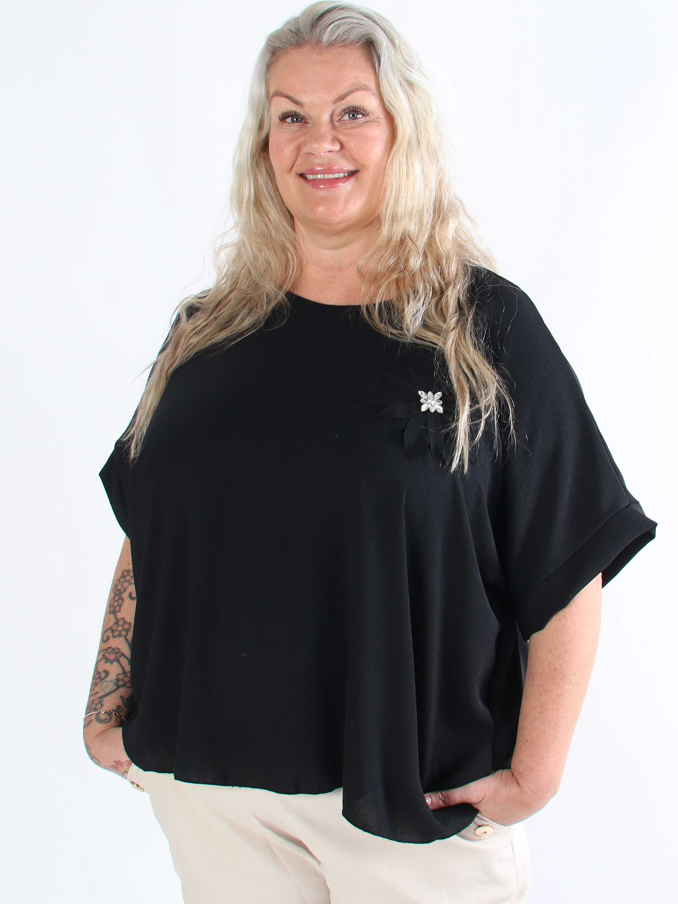 Tabisha - Plus size-tunika med blomma och strass på bröstet