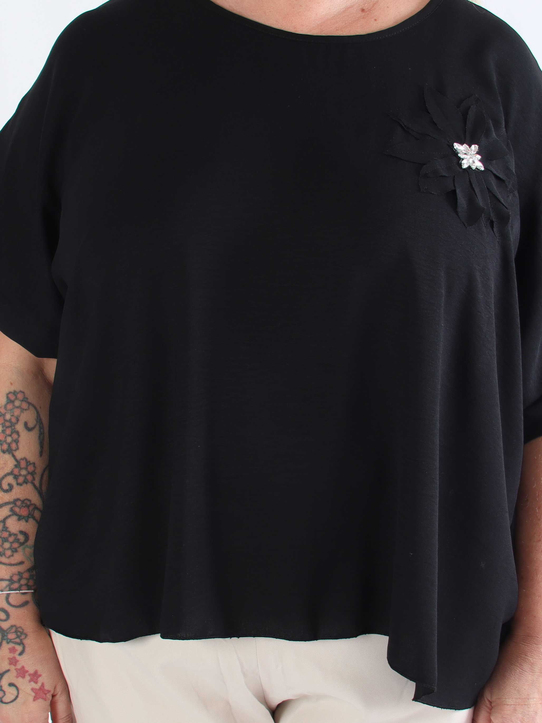 Tabisha - Plus size-tunika med blomma och strass på bröstet