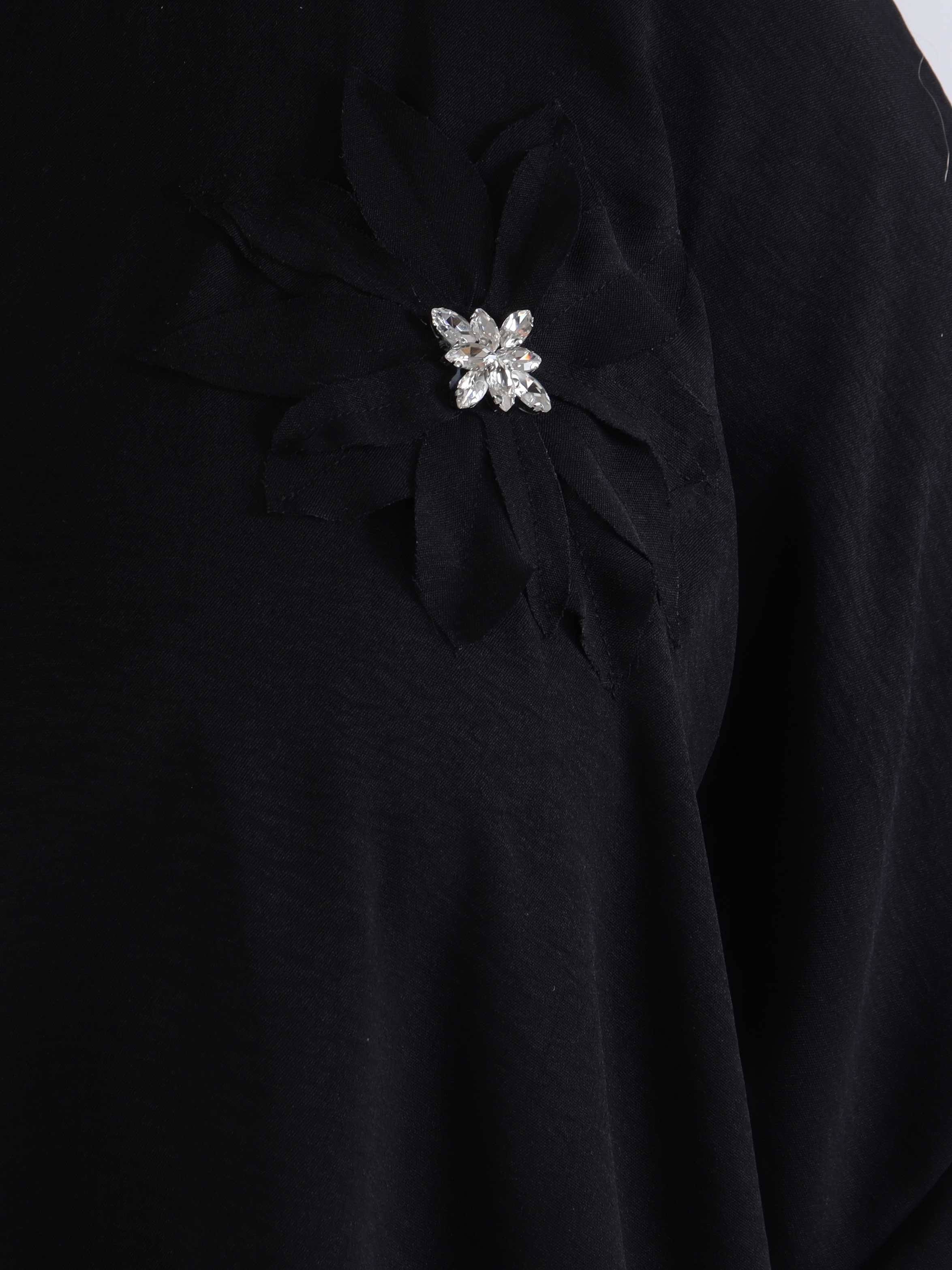 Tabisha - Plus size-tunika med blomma och strass på bröstet