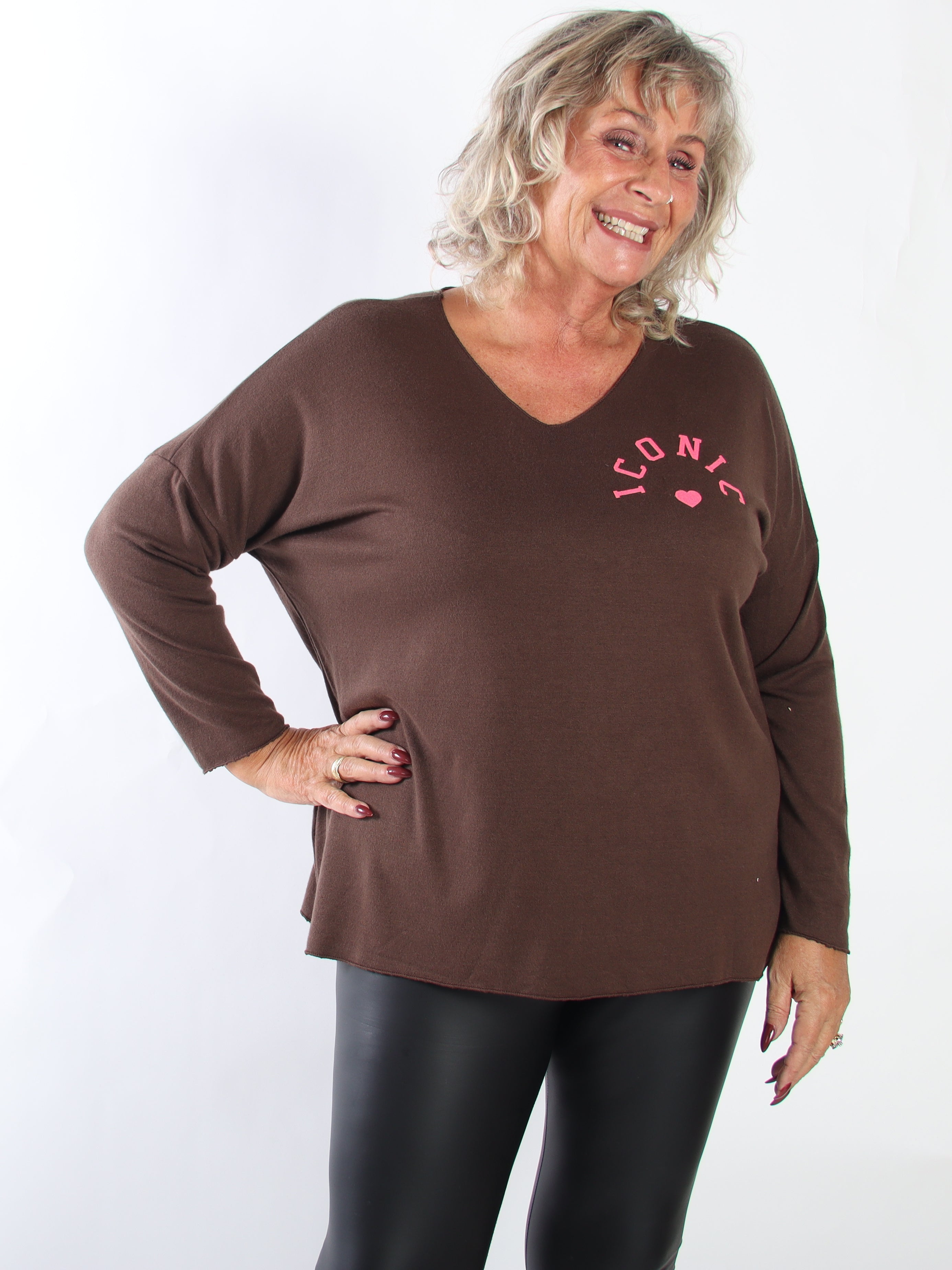 Tacita - Mjuk och stretchig stickad tröja i plus size i en skön viskosblandning med ICONIC-text