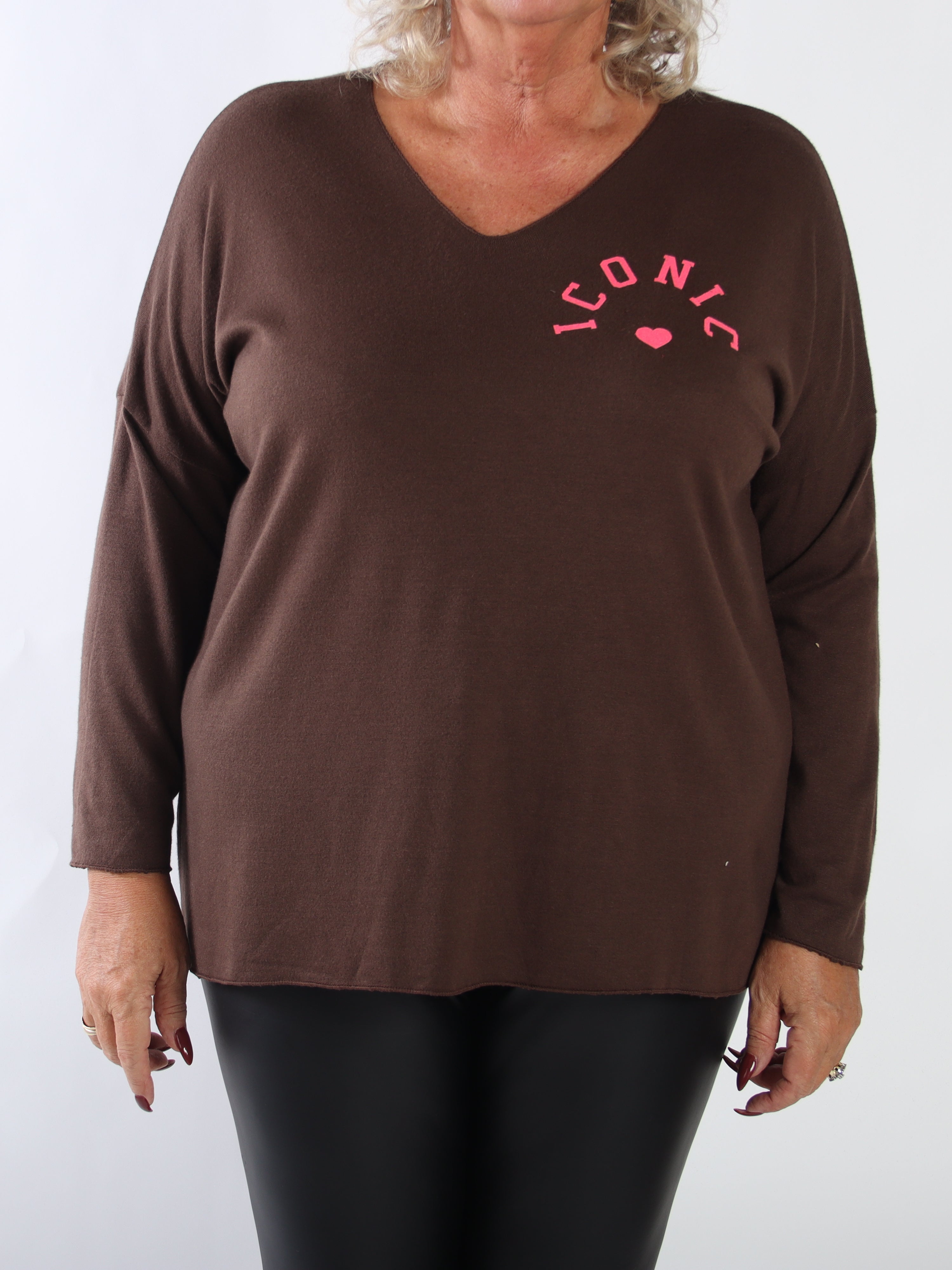 Tacita - Mjuk och stretchig stickad tröja i plus size i en skön viskosblandning med ICONIC-text