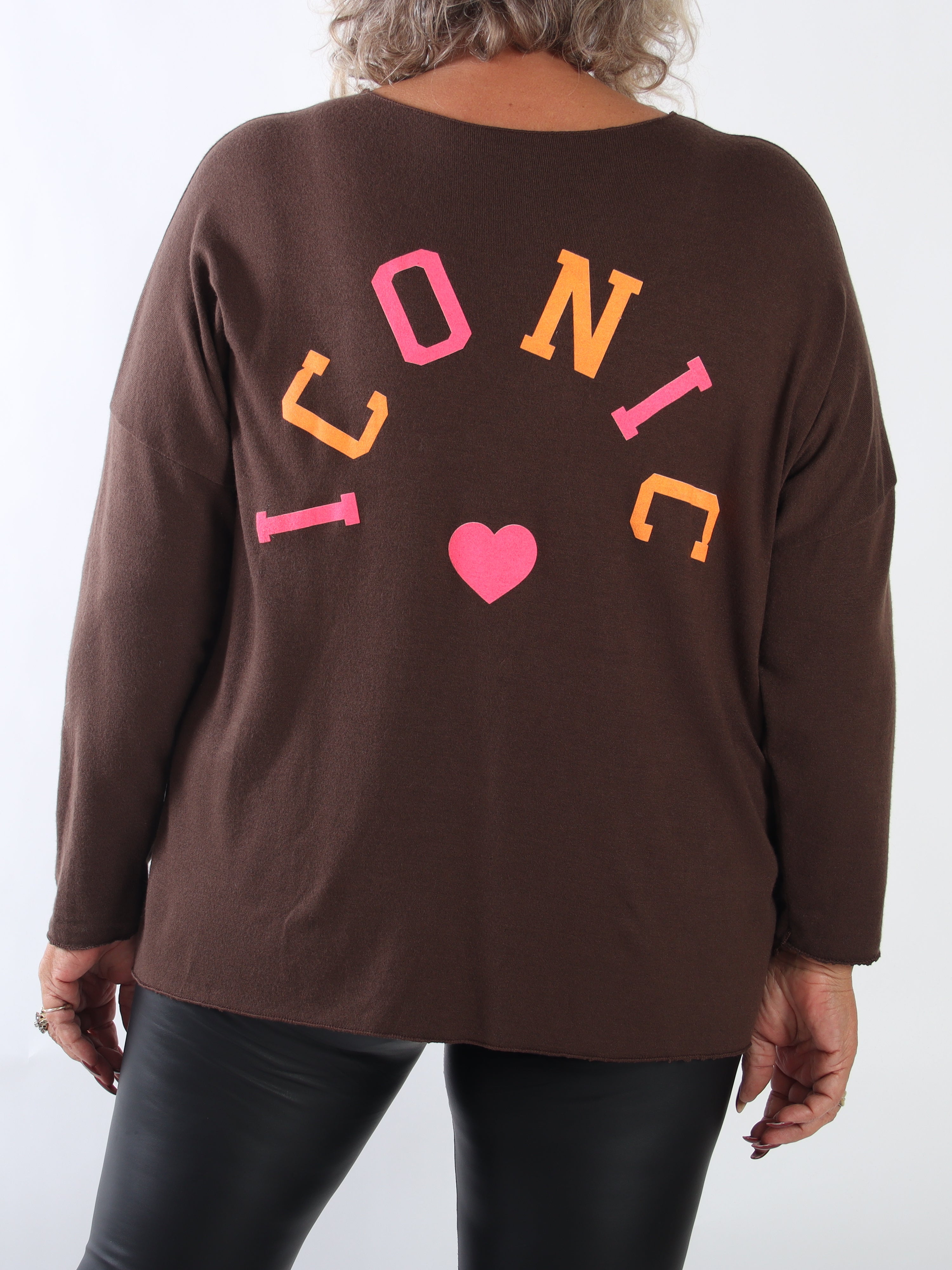 Tacita - Mjuk och stretchig stickad tröja i plus size i en skön viskosblandning med ICONIC-text