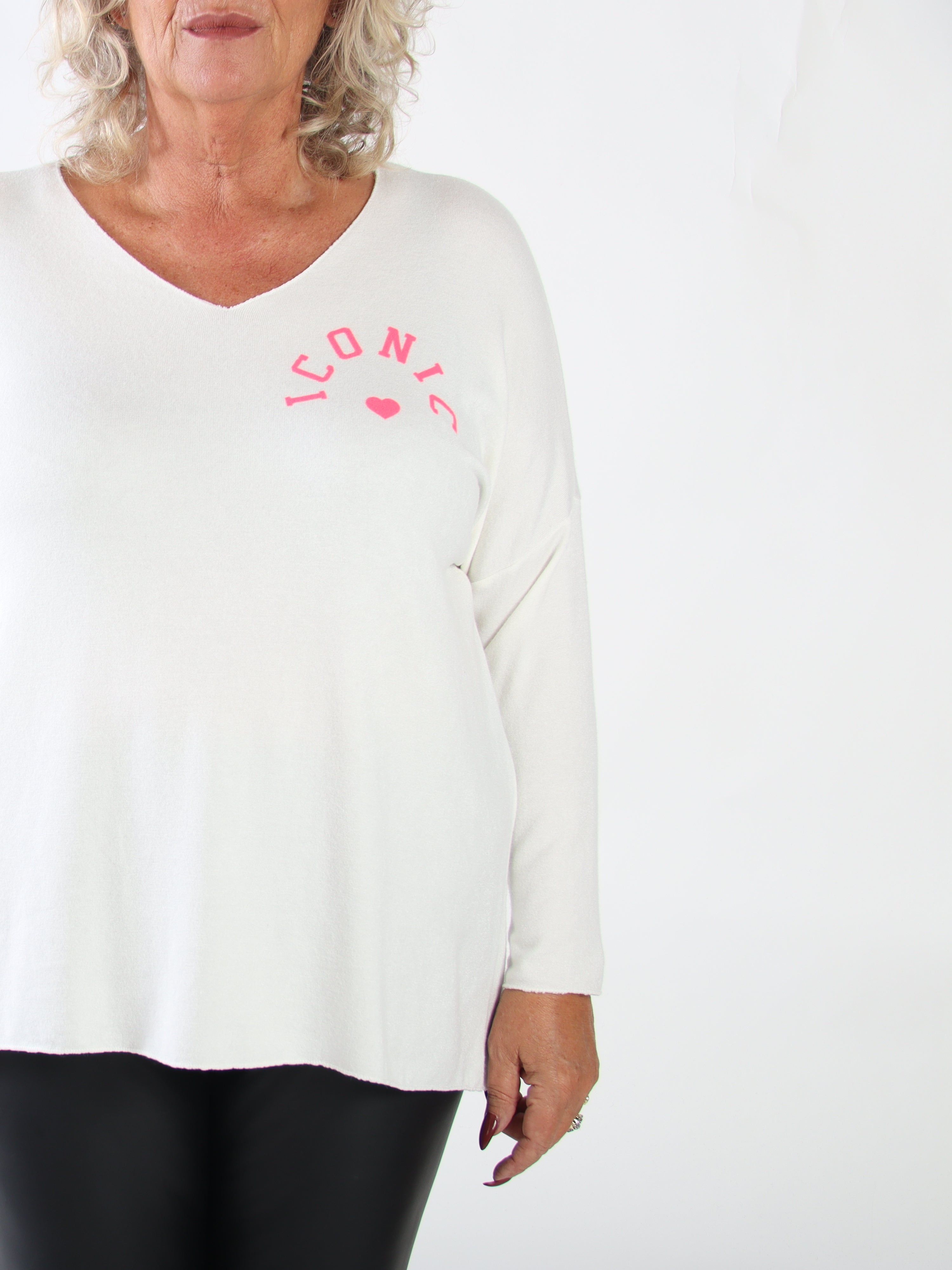 Tacita - Mjuk och stretchig stickad tröja i plus size i en skön viskosblandning med ICONIC-text