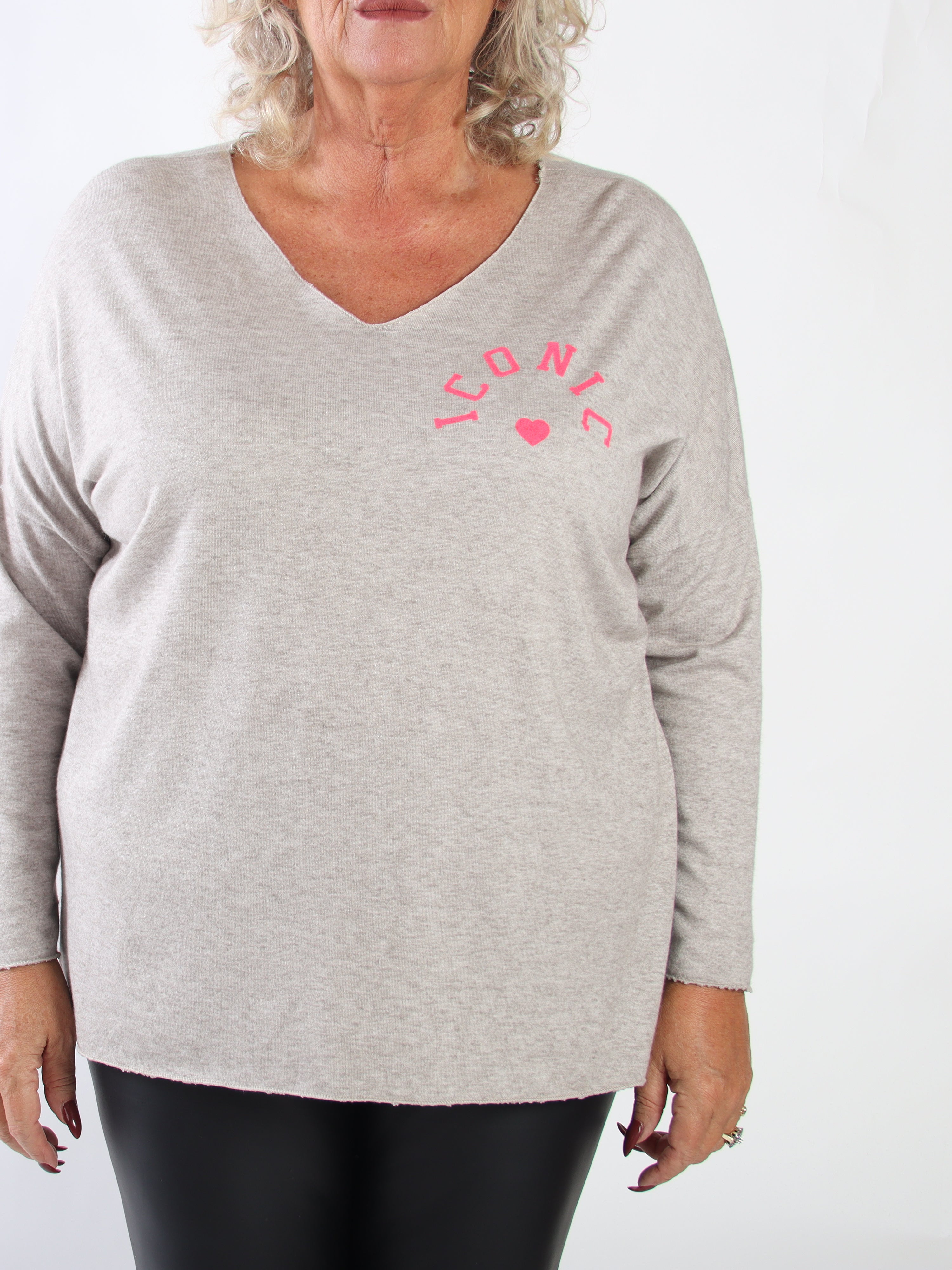 Tacita - Mjuk och stretchig stickad tröja i plus size i en skön viskosblandning med ICONIC-text
