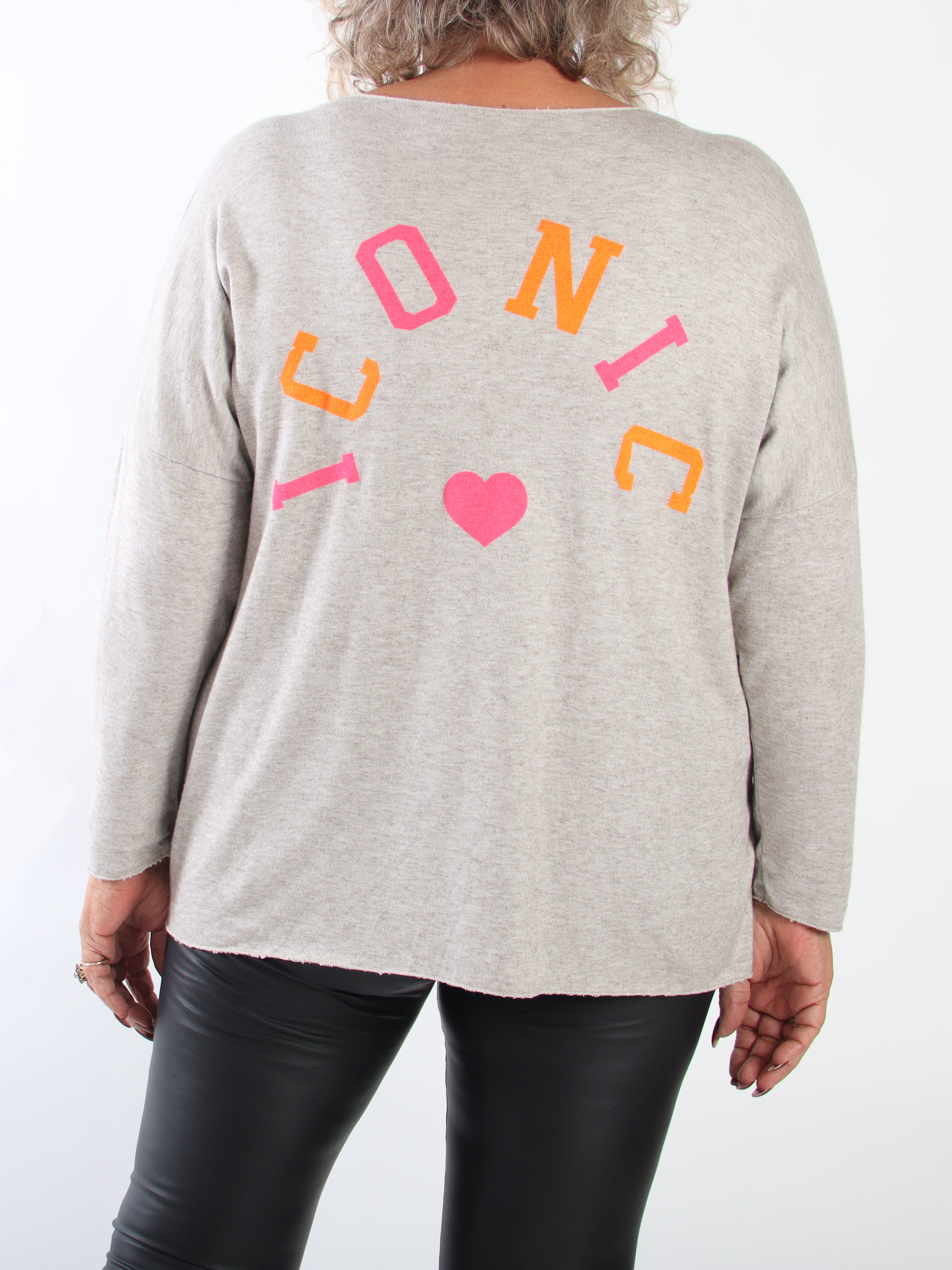 Tacita - Mjuk och stretchig stickad tröja i plus size i en skön viskosblandning med ICONIC-text