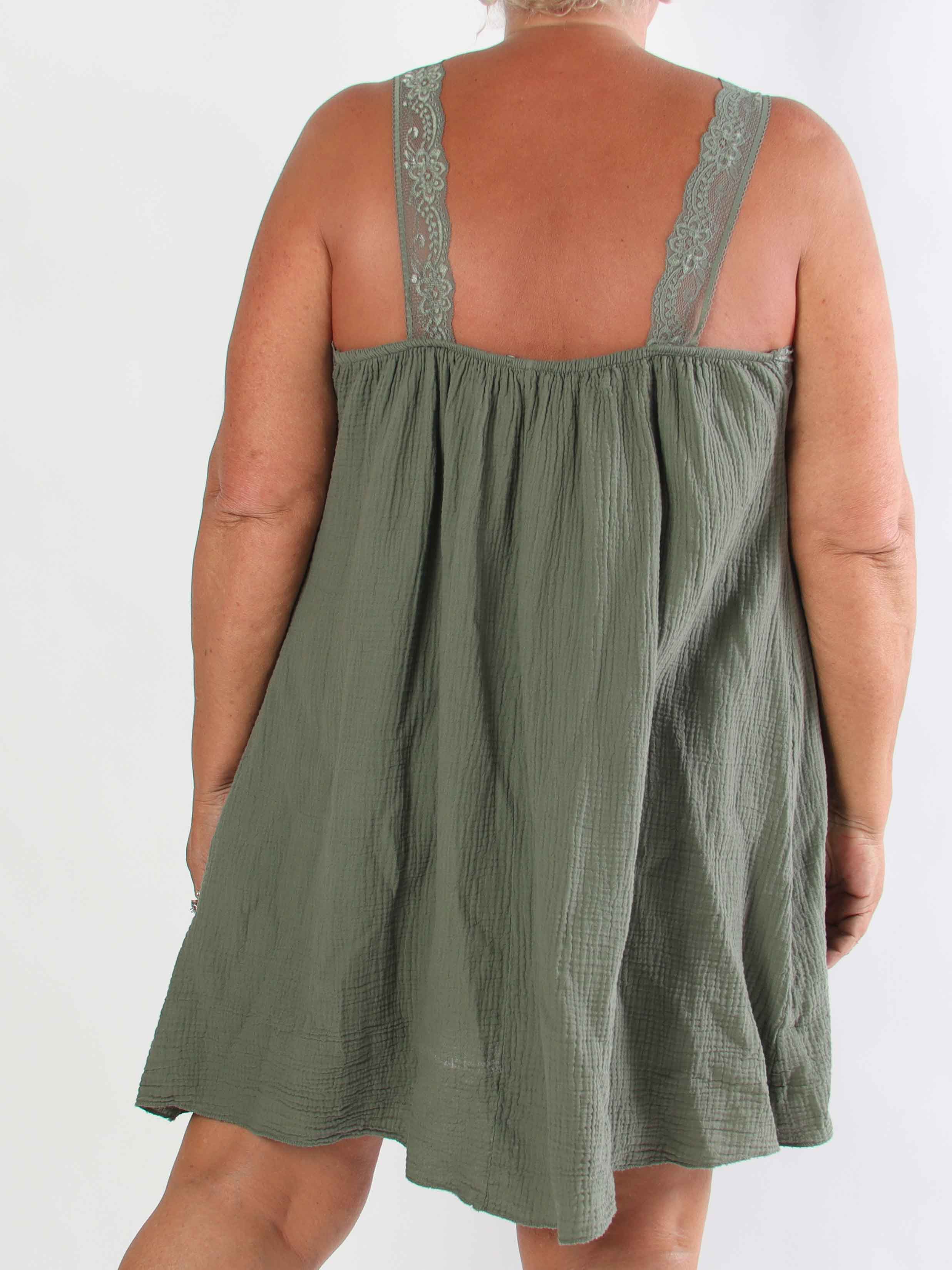 Taimi - Plus size kjole i bomulds-musselin stof med blondestropper