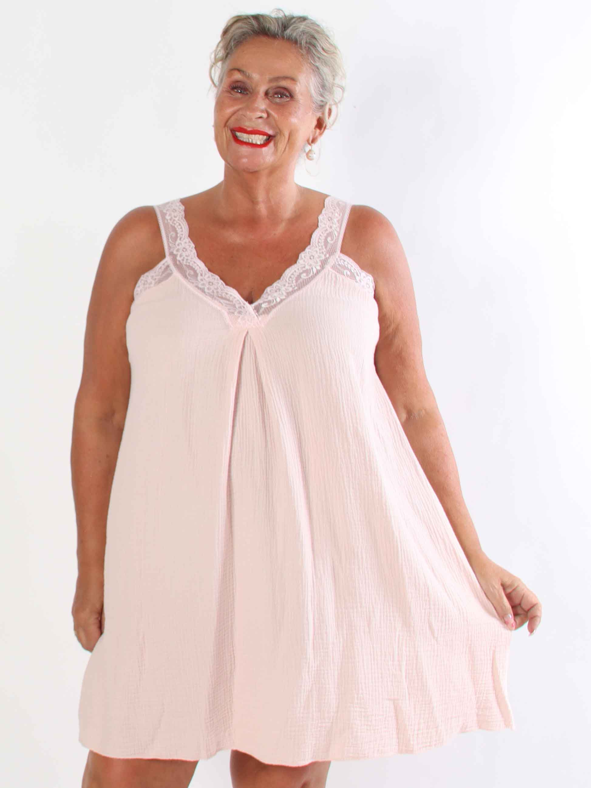 Taimi - Plus size kjole i bomulds-musselin stof med blondestropper