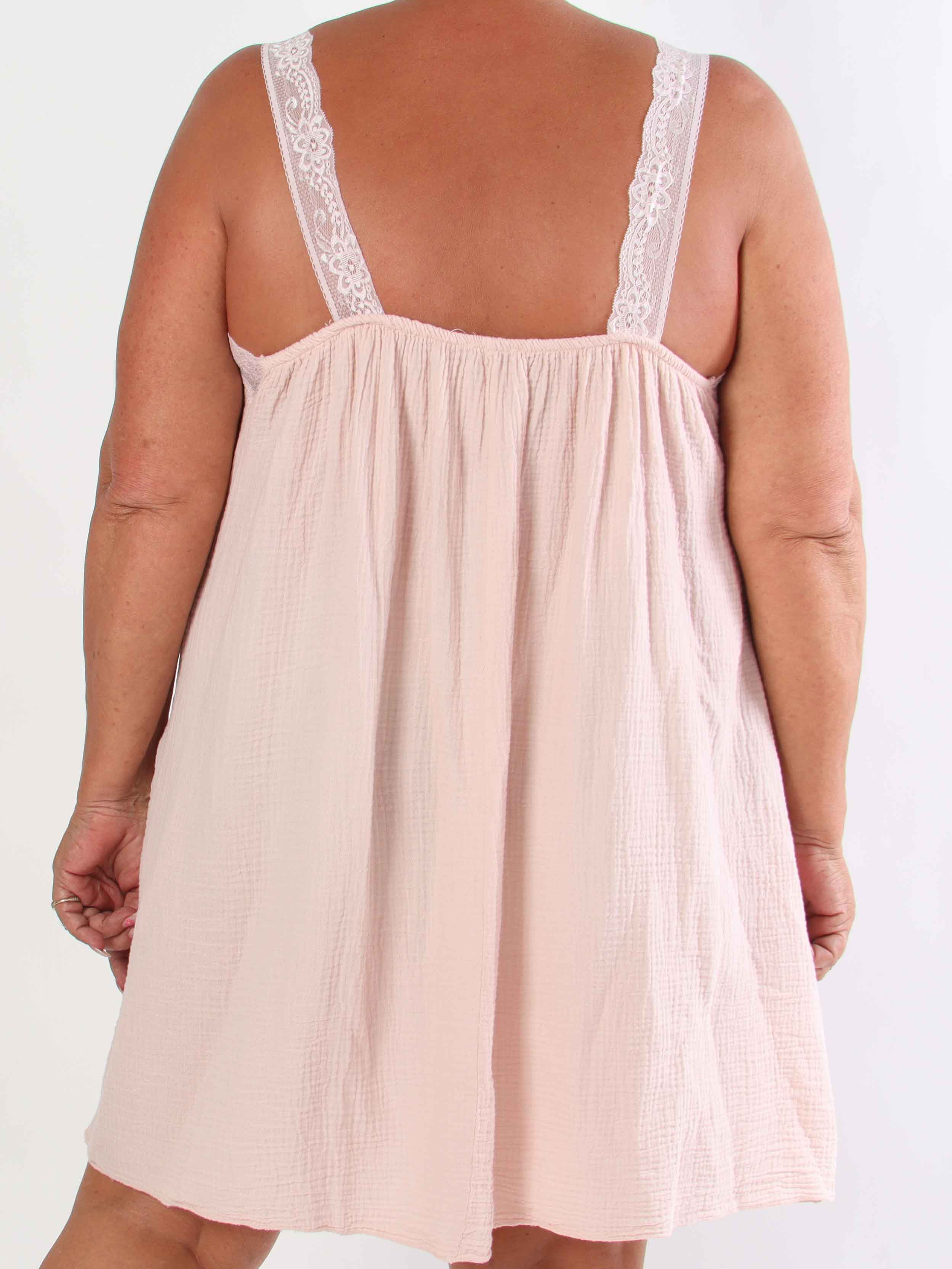 Taimi - Plus size kjole i bomulds-musselin stof med blondestropper