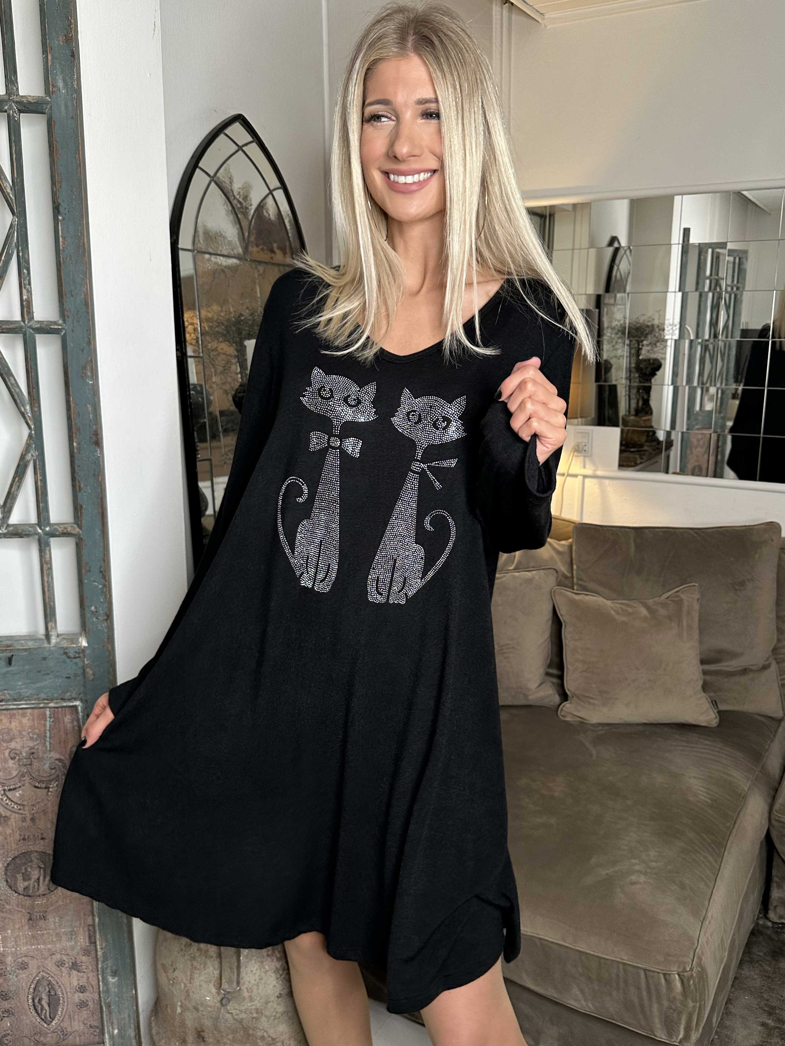 Talia - Klänning i mjuk viskos med kattmotiv