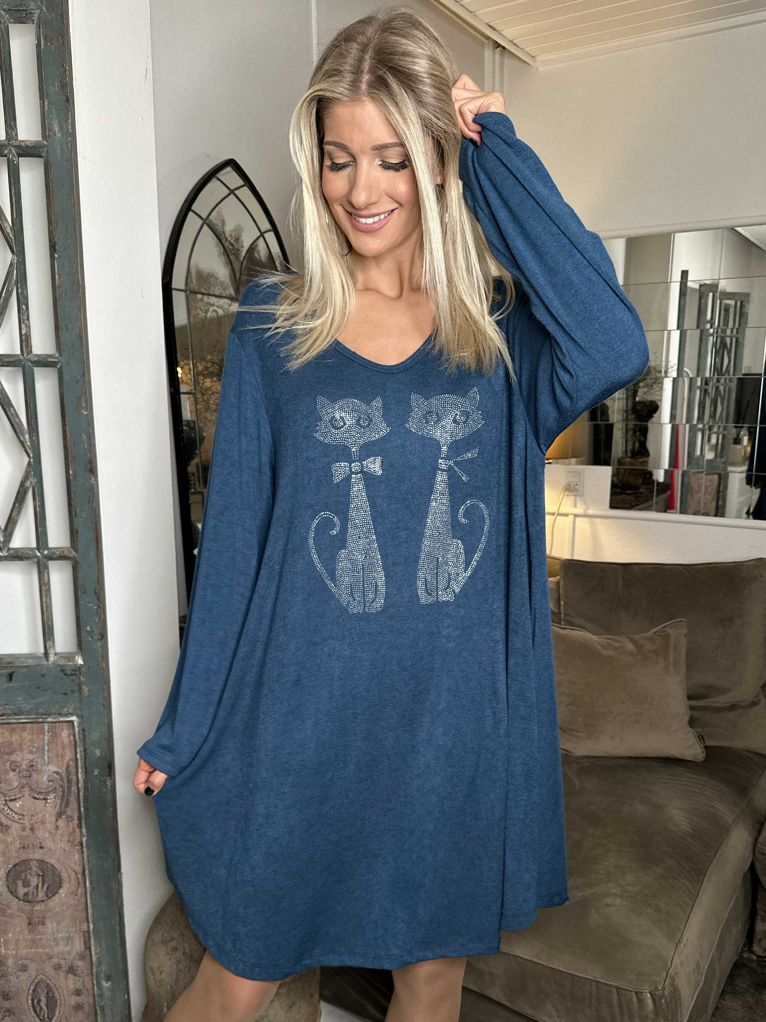 Talia - Klänning i mjuk viskos med kattmotiv