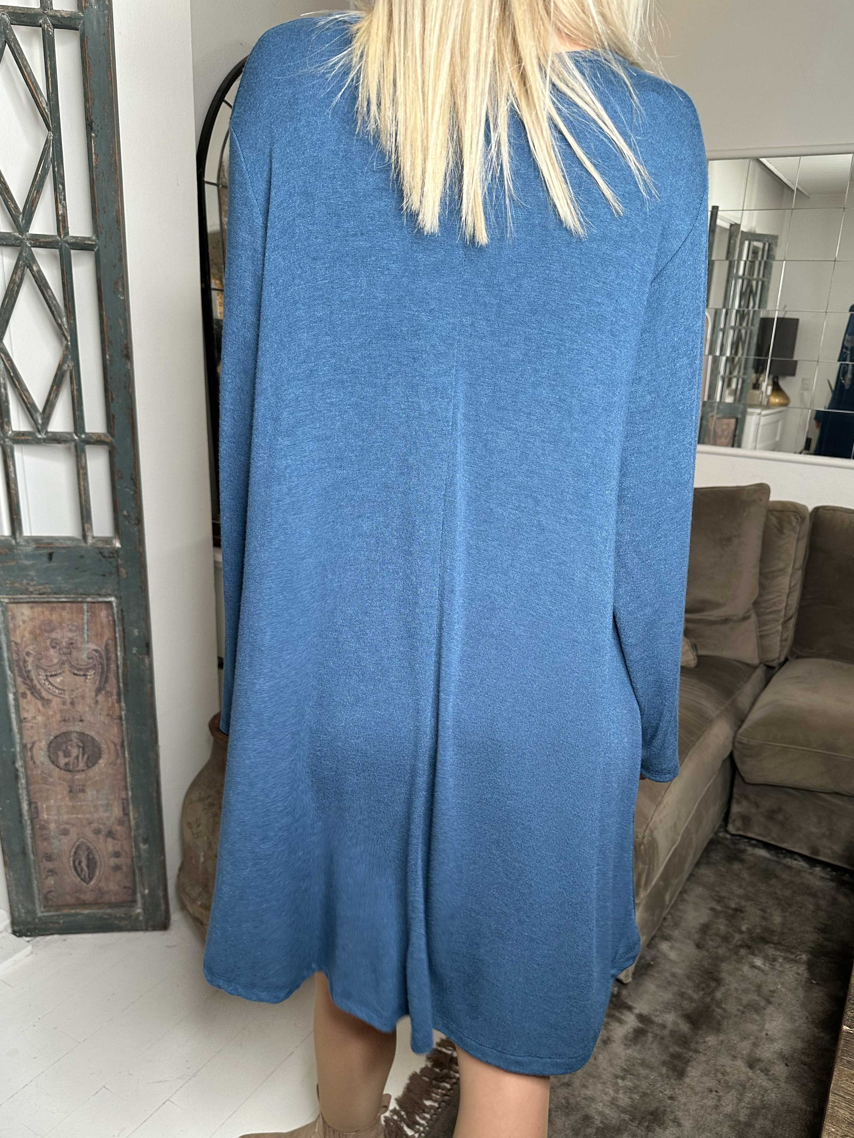 Talia - Klänning i mjuk viskos med kattmotiv