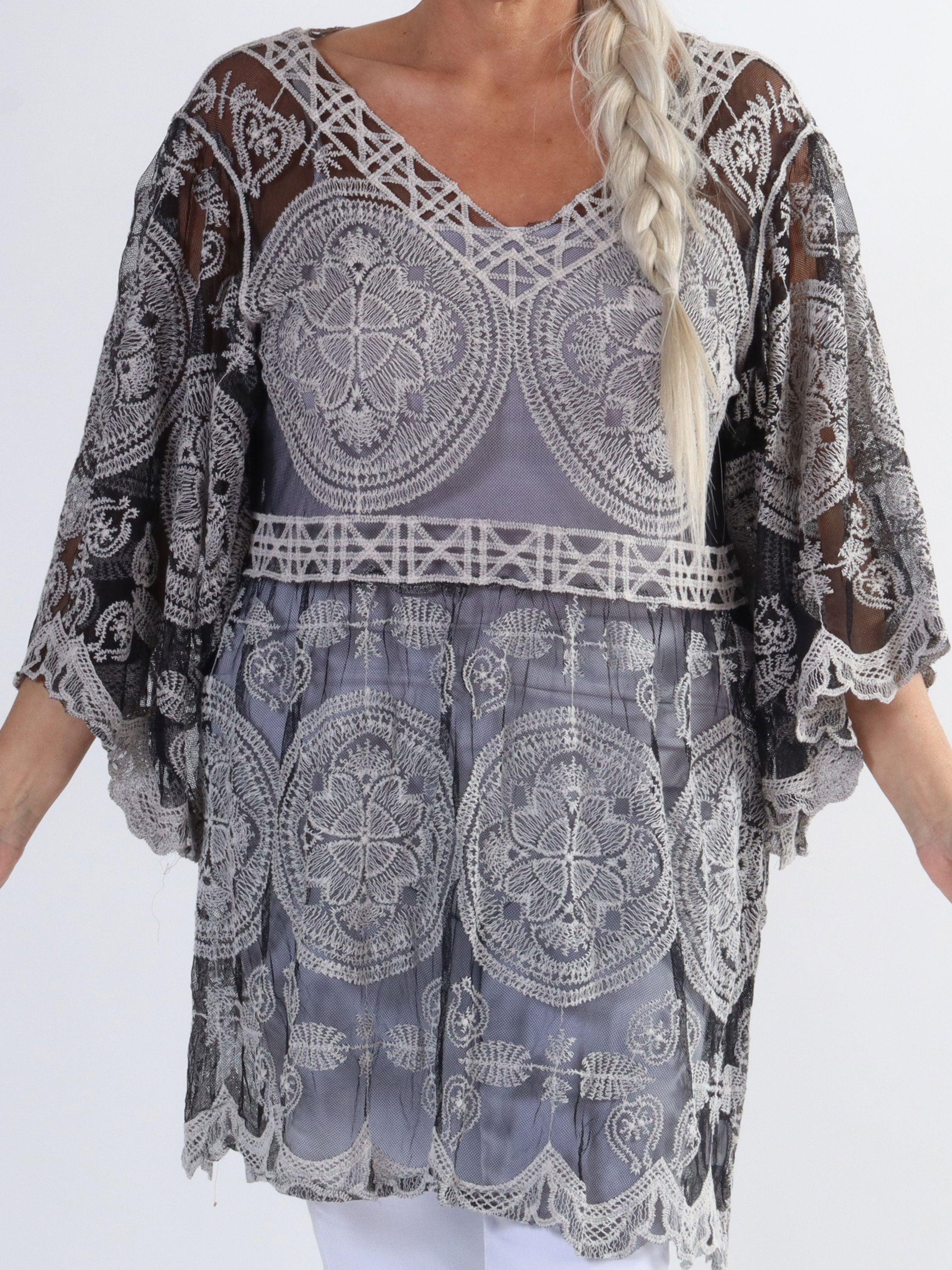 Tessa - Söt plus size semi-transparent spetstunika