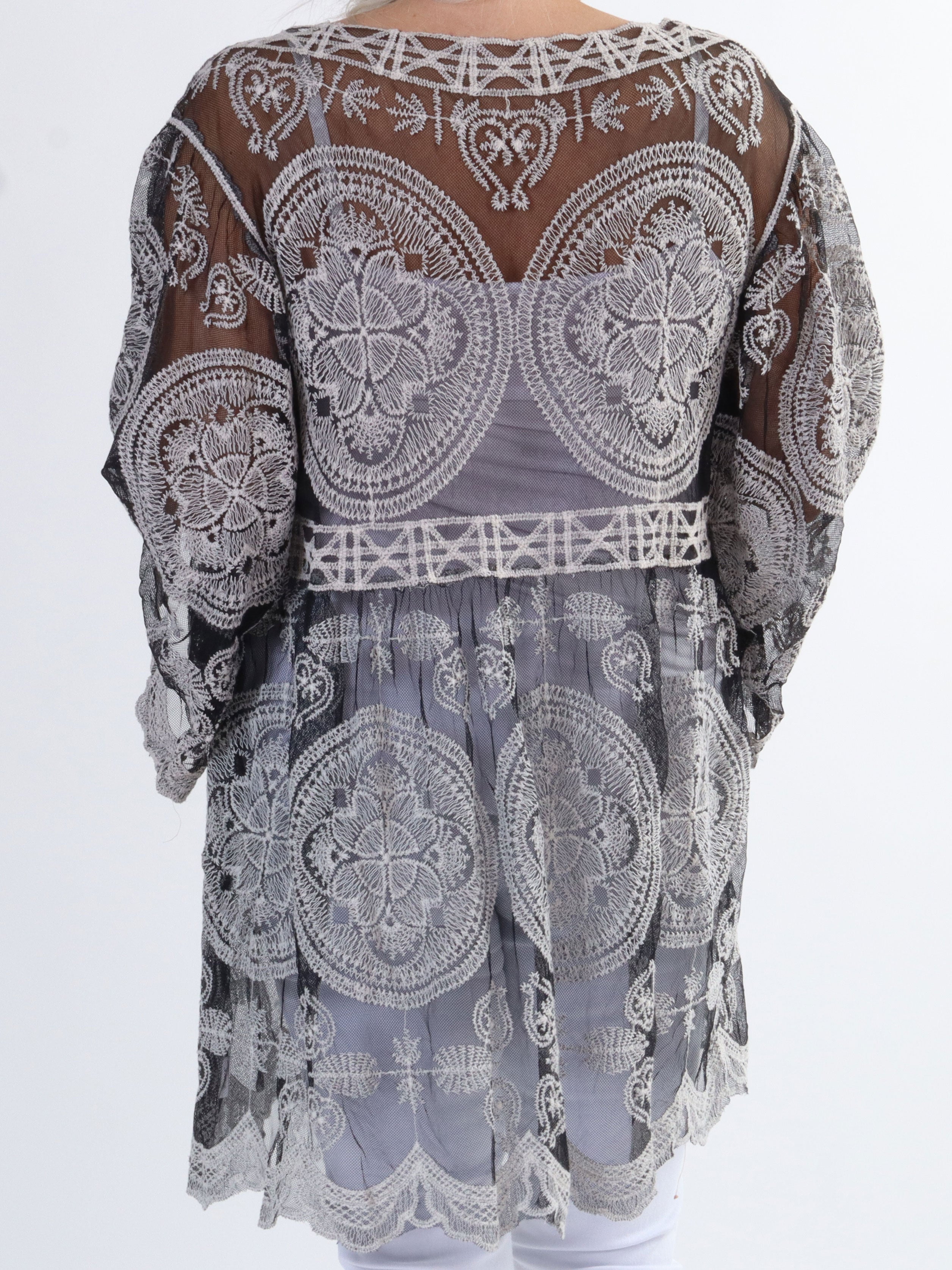 Tessa - Söt plus size semi-transparent spetstunika