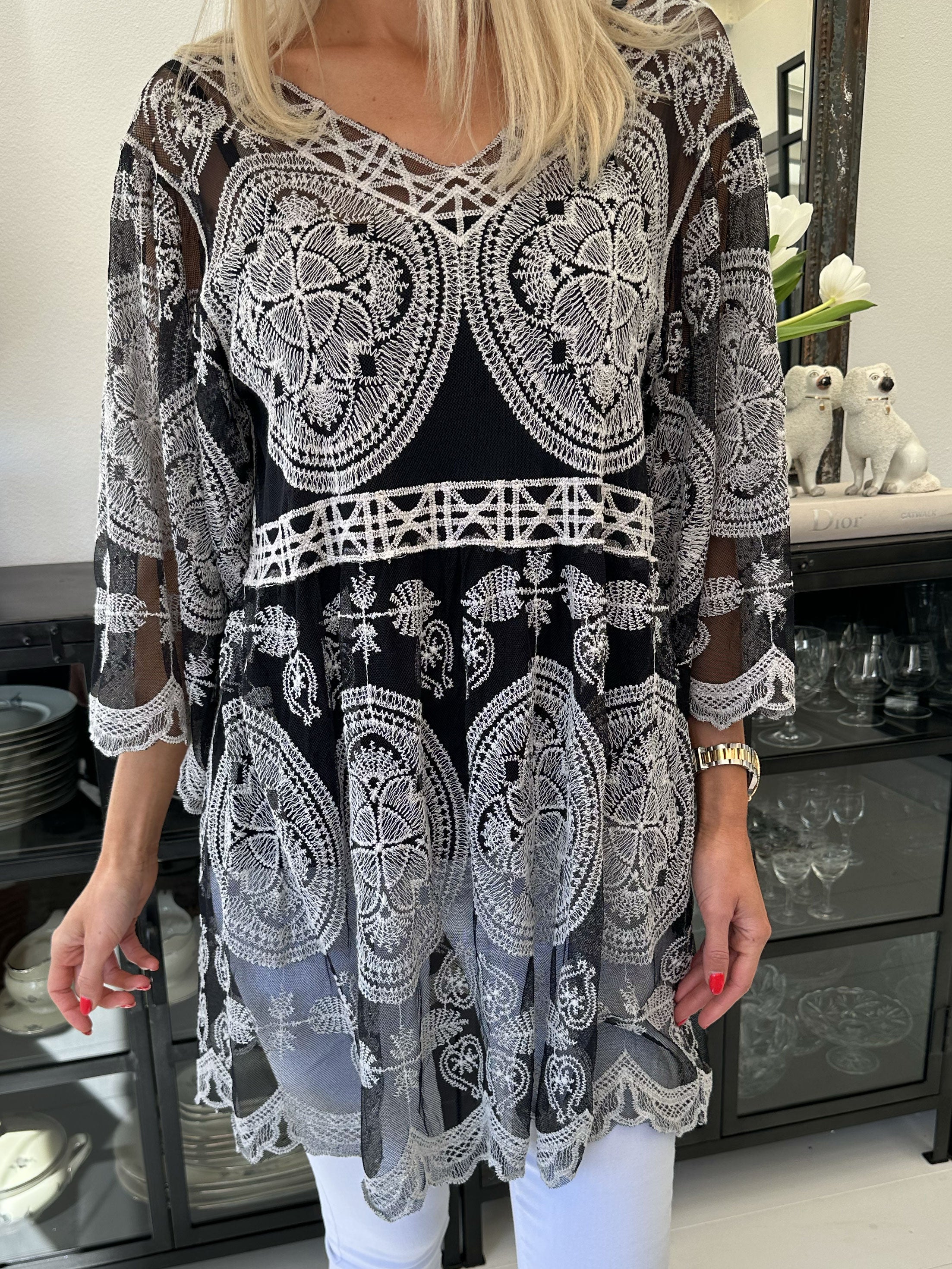 Tessa - Söt semi-transparent spetstunika