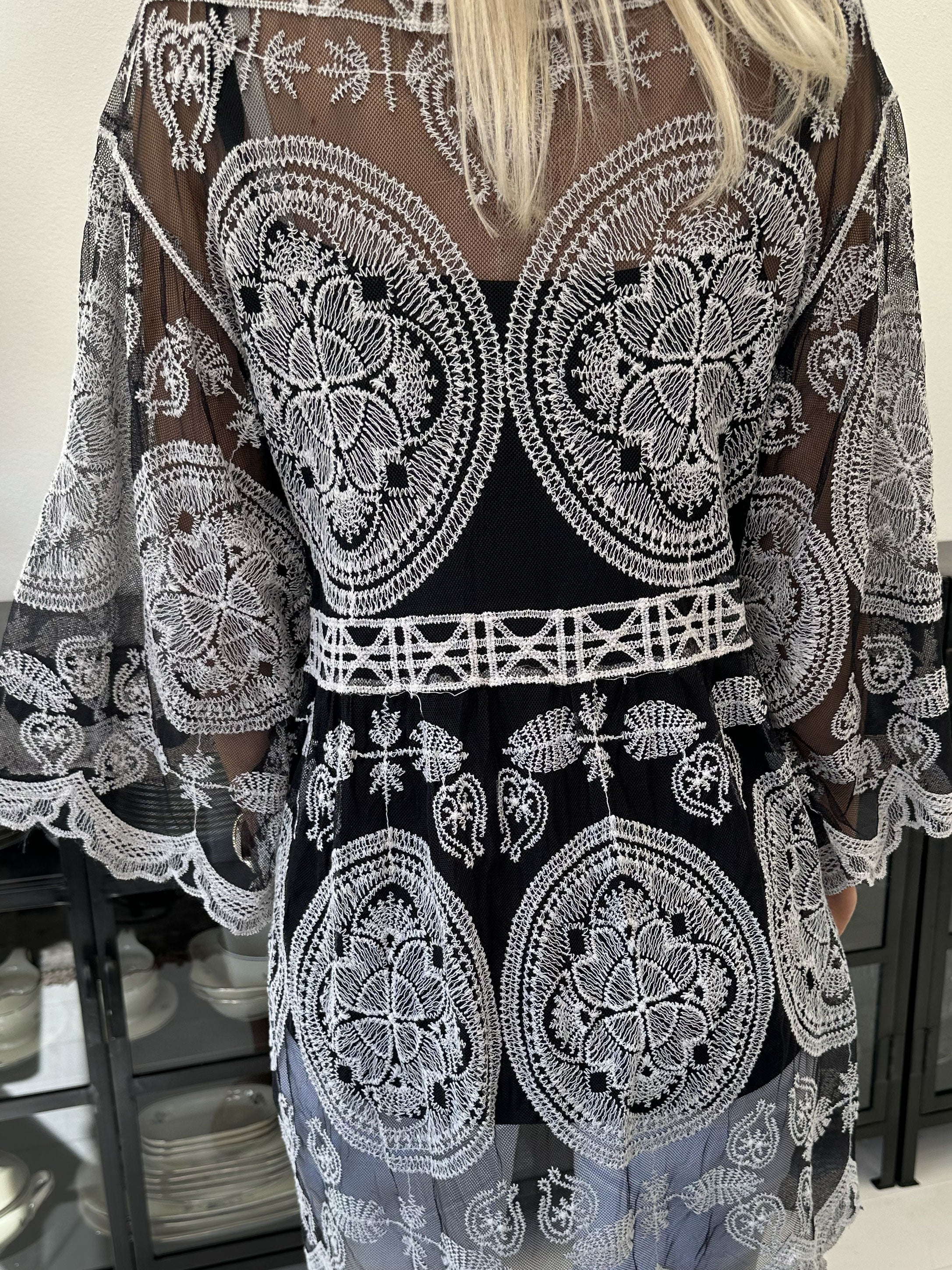 Tessa - Söt semi-transparent spetstunika