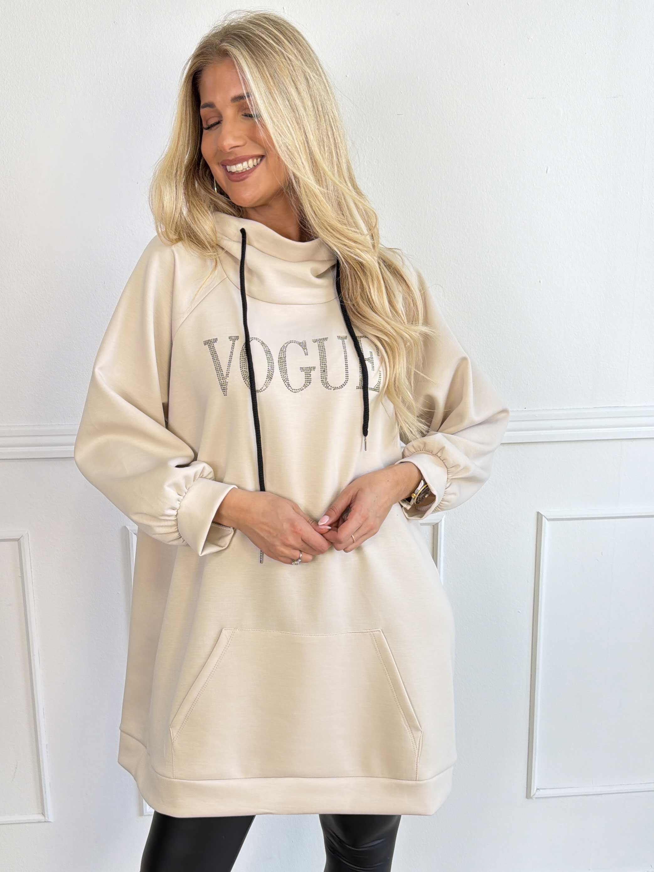 Thalia - Blød joggingkjole med VOGUE stående på brystet