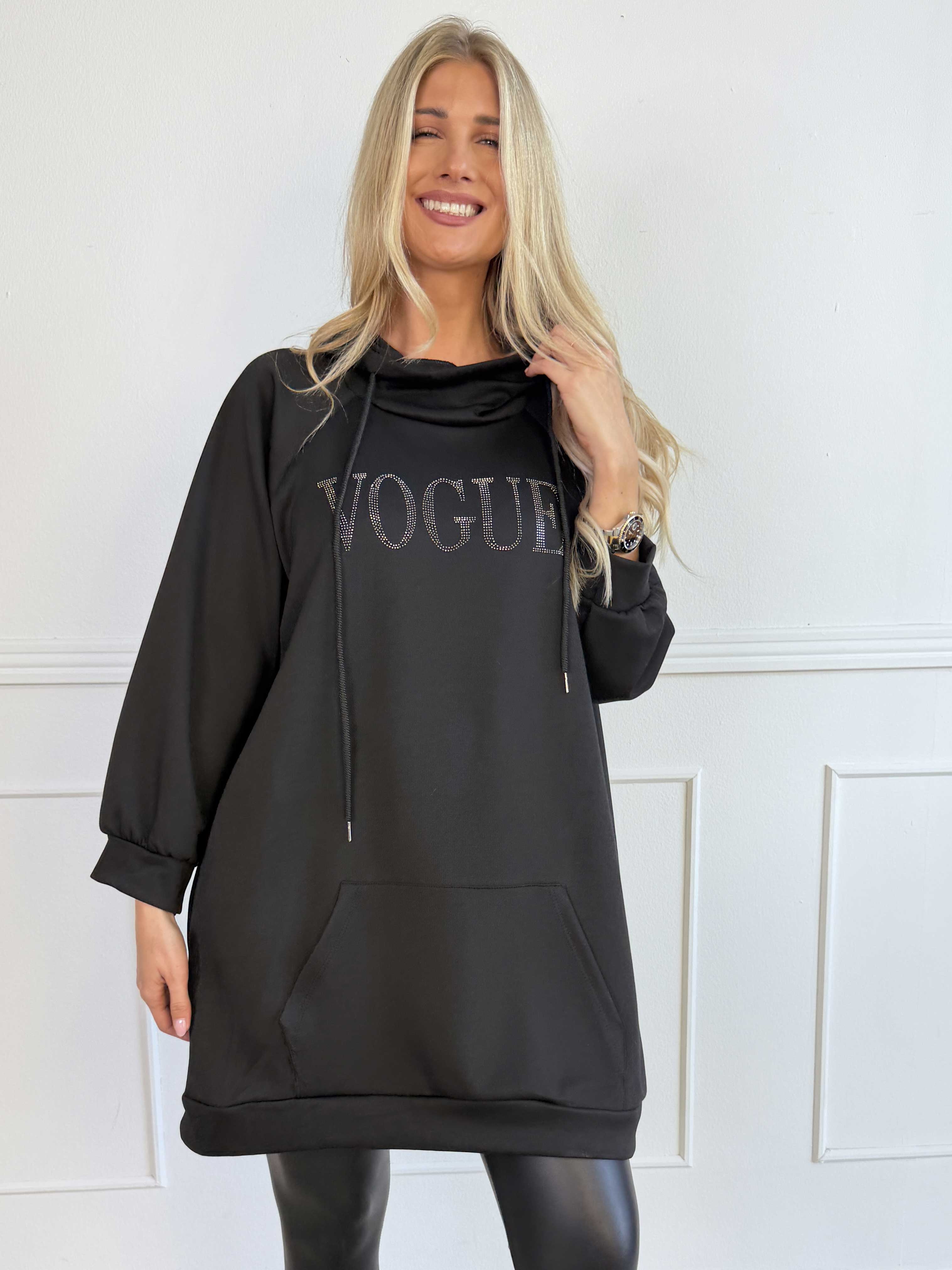 Thalia - Blød joggingkjole med VOGUE stående på brystet
