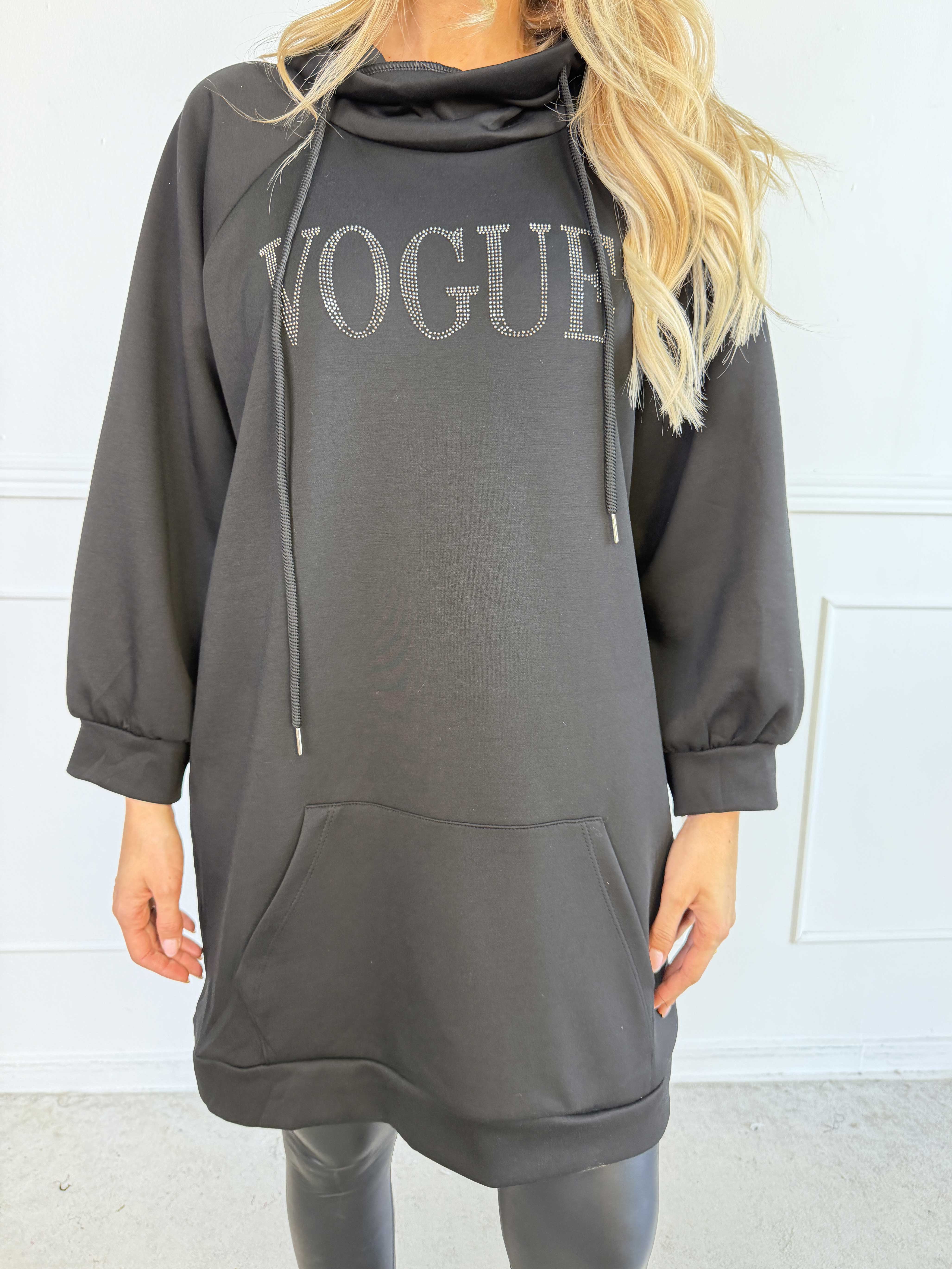 Thalia - Blød joggingkjole med VOGUE stående på brystet