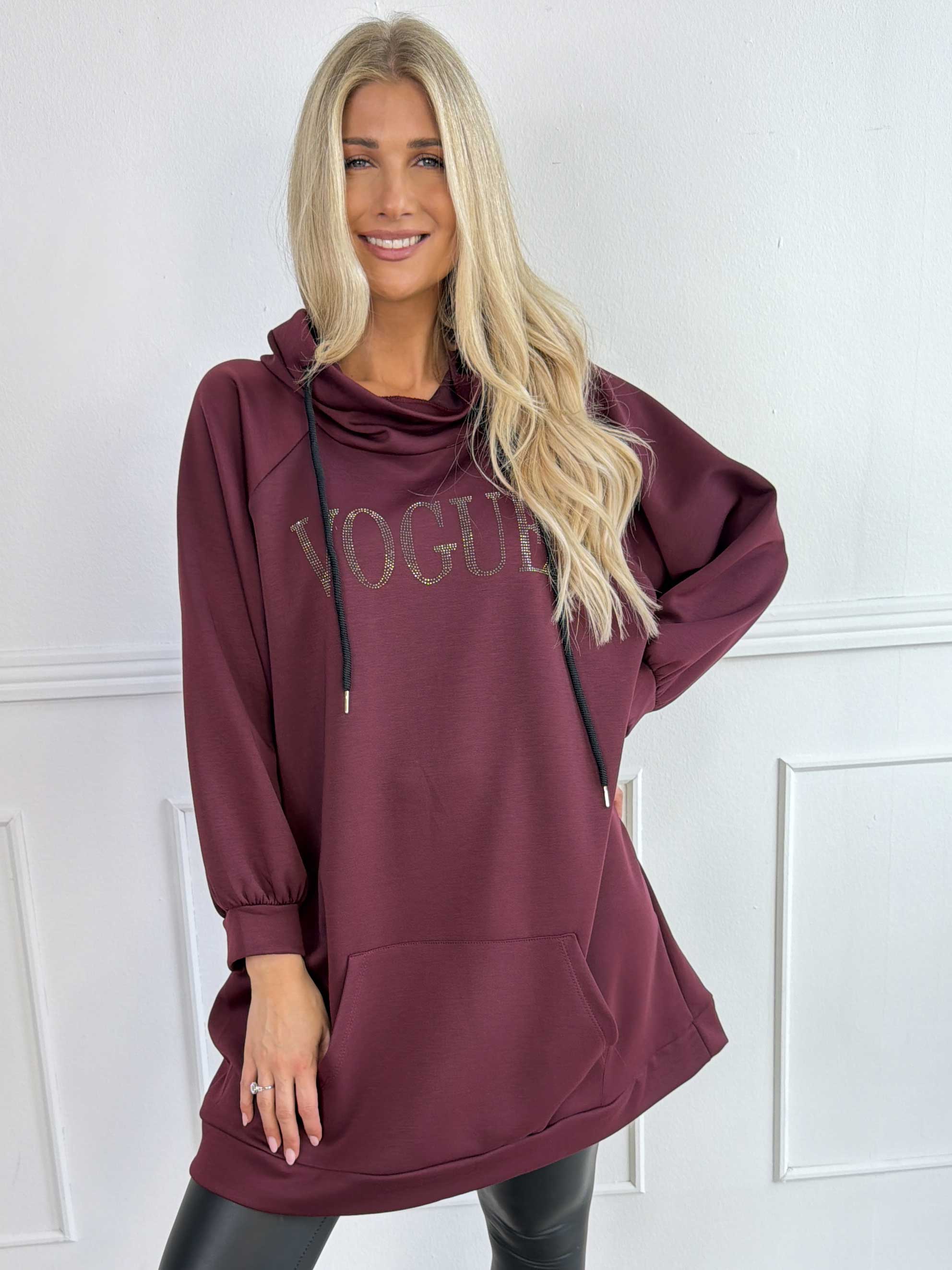 Thalia - Blød joggingkjole med VOGUE stående på brystet