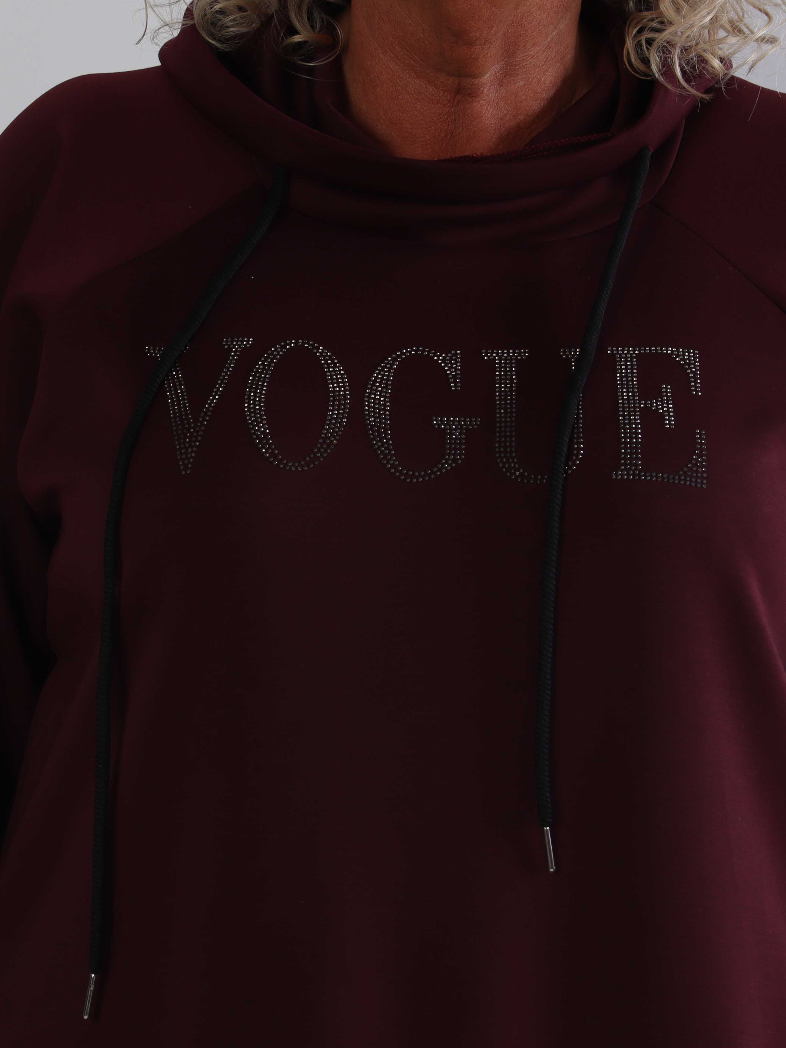 Thalia - Blød plus size joggingkjole med VOGUE stående på brystet