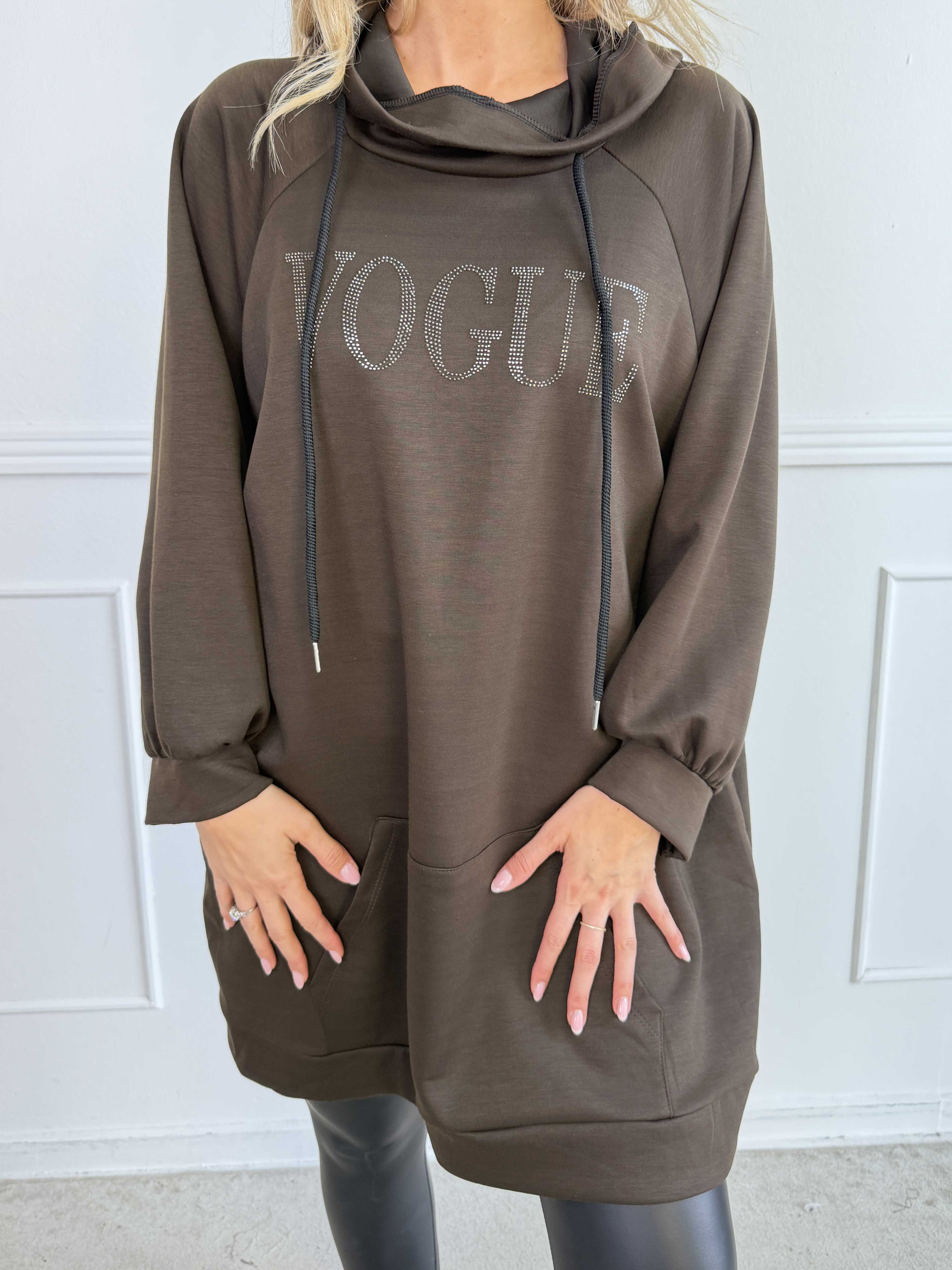 Thalia - Blød joggingkjole med VOGUE stående på brystet