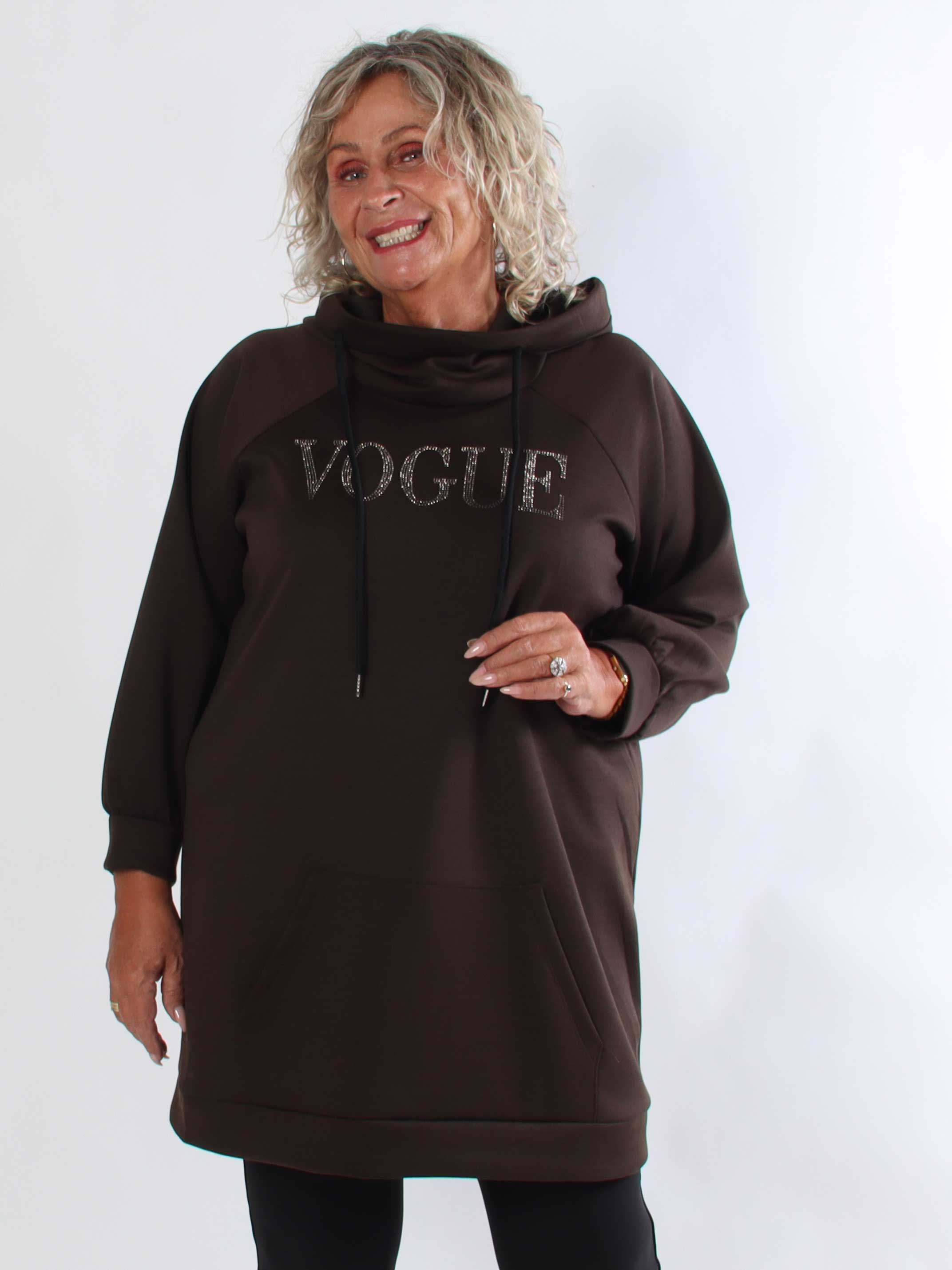 Thalia - Blød plus size joggingkjole med VOGUE stående på brystet