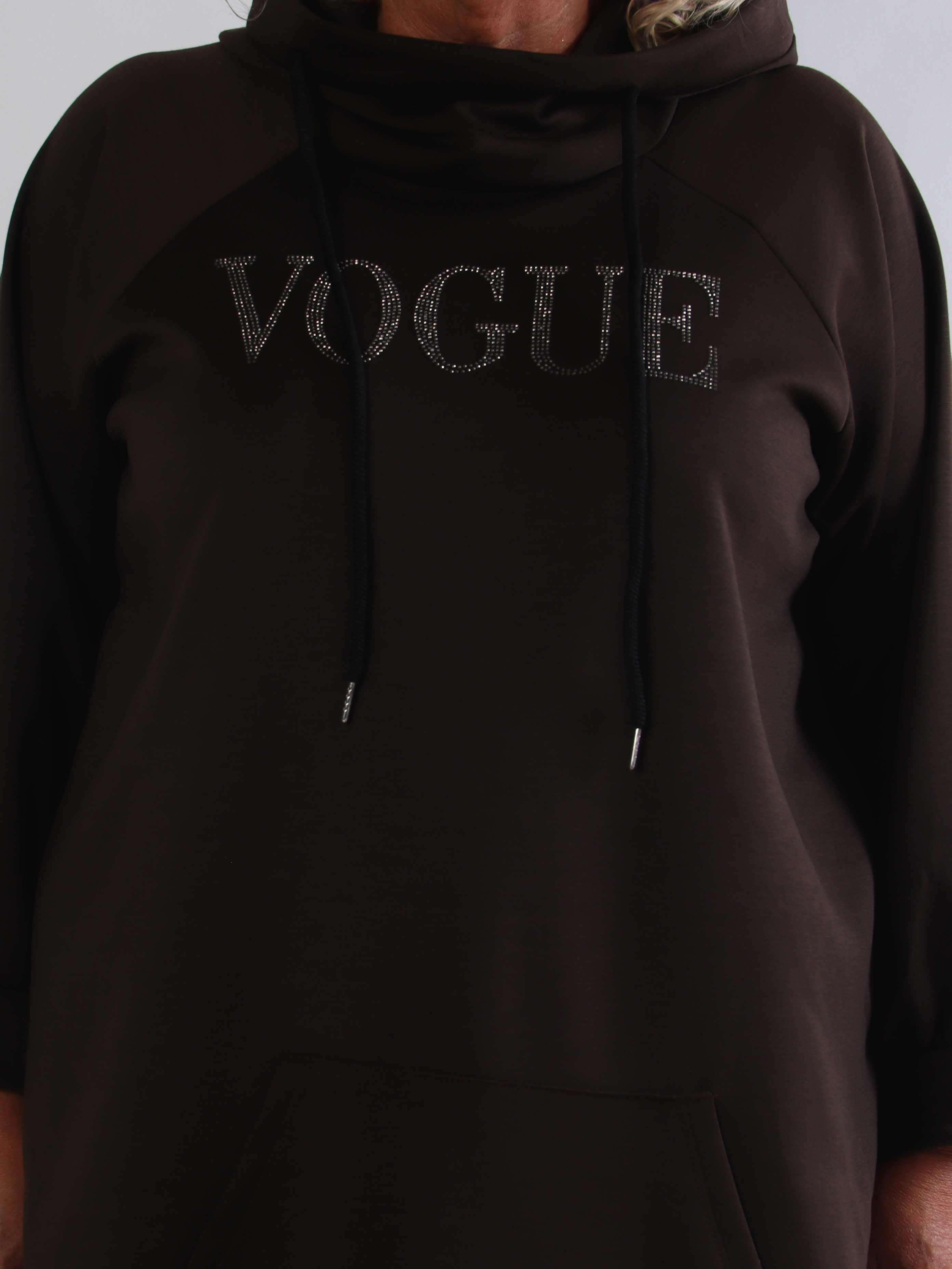 Thalia - Blød plus size joggingkjole med VOGUE stående på brystet