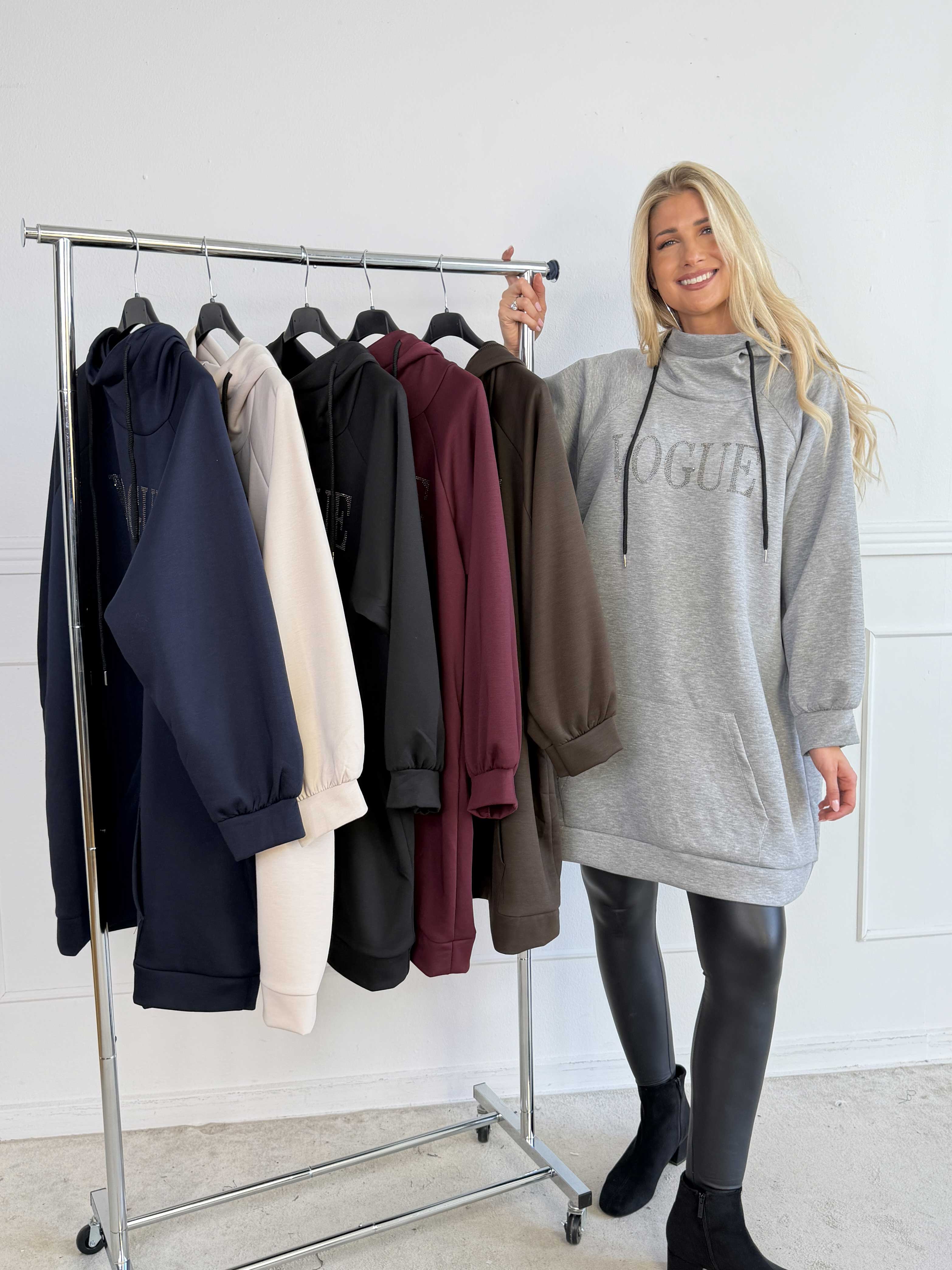 Thalia - Blød joggingkjole med VOGUE stående på brystet