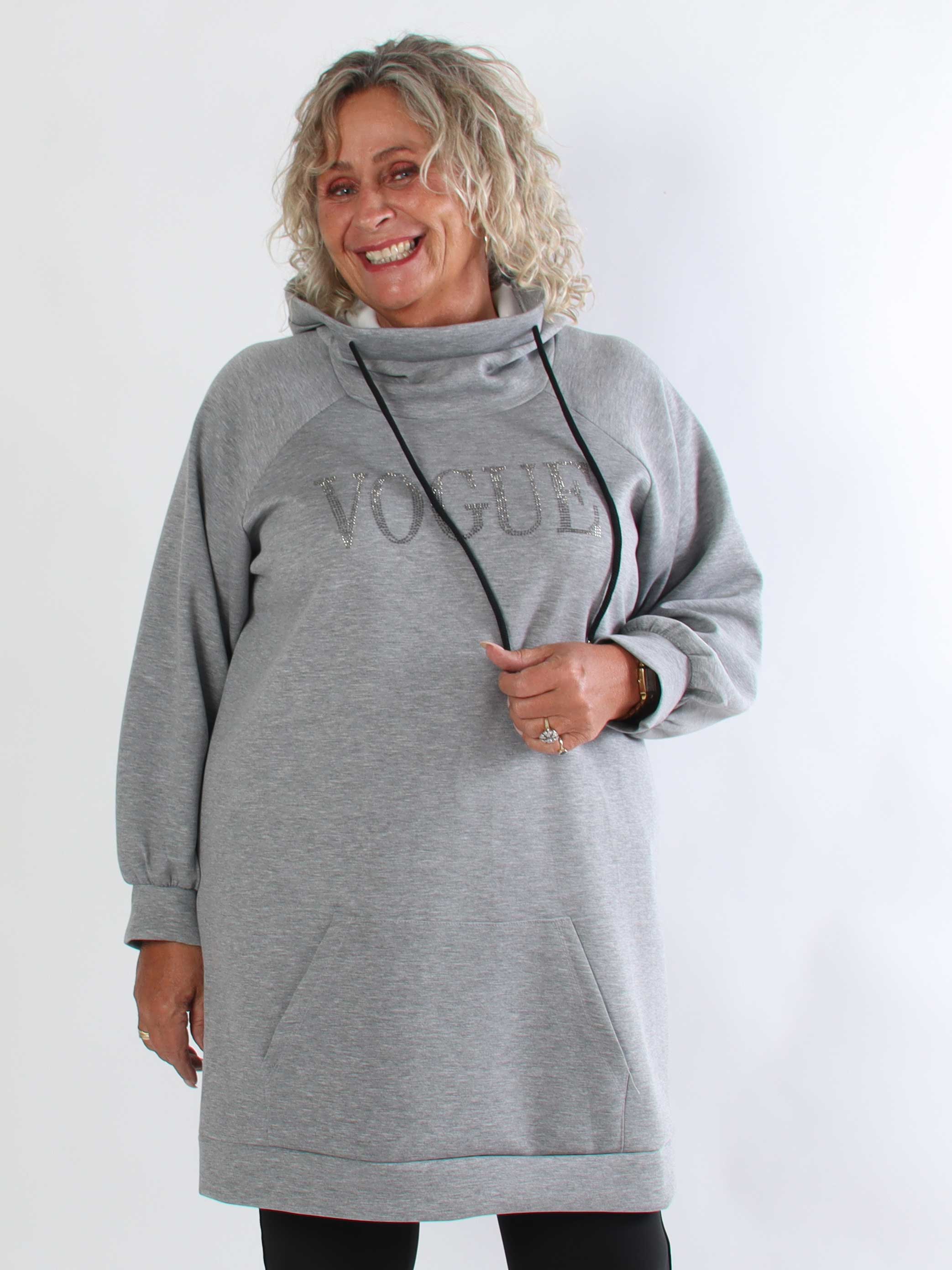 Thalia - Blød plus size joggingkjole med VOGUE stående på brystet