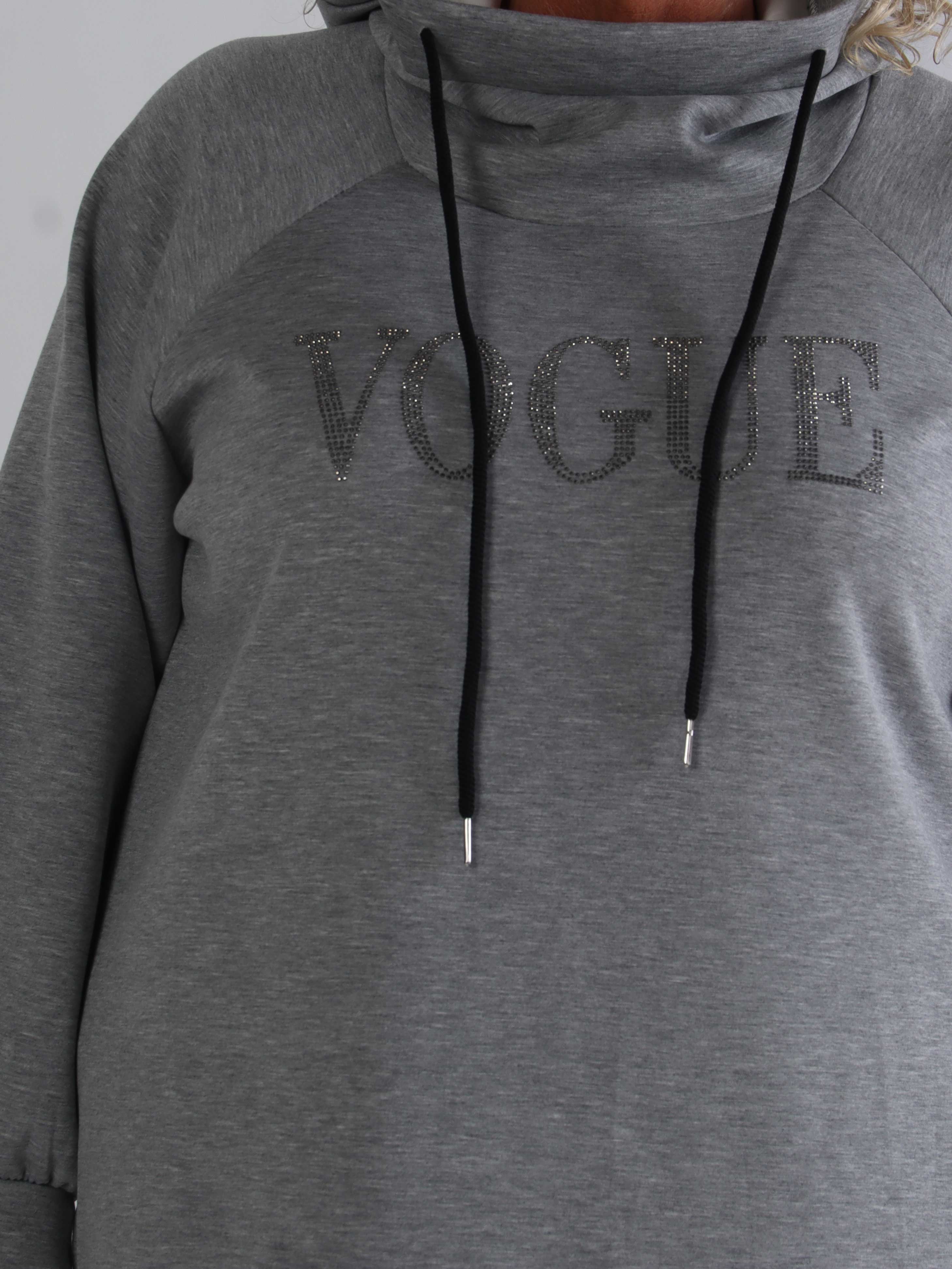 Thalia - Blød plus size joggingkjole med VOGUE stående på brystet