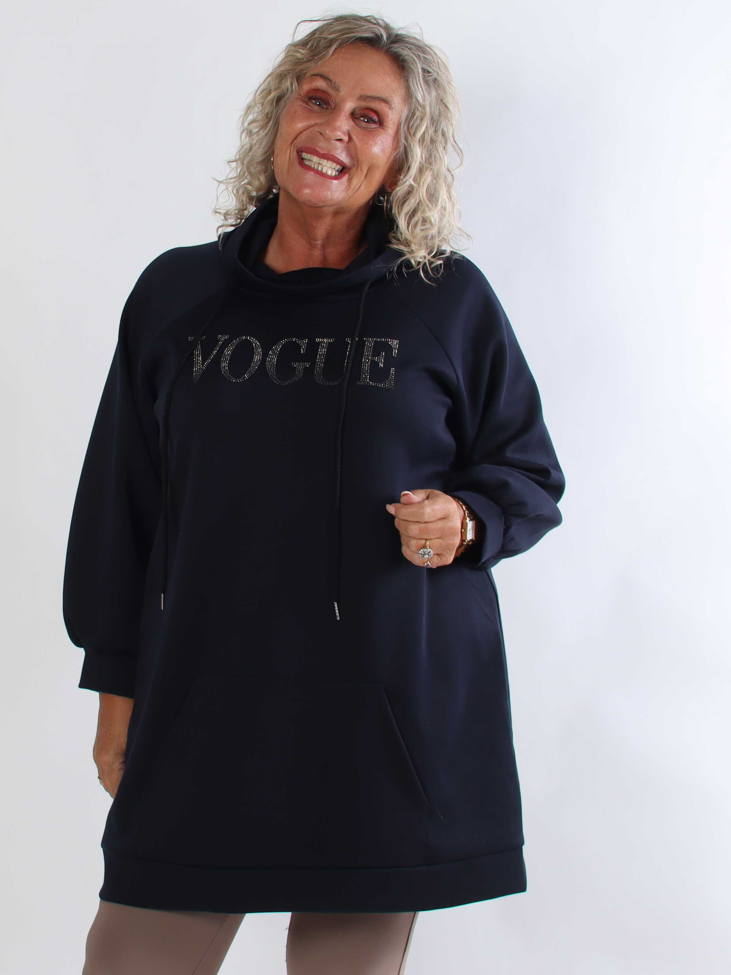 Thalia - Blød plus size joggingkjole med VOGUE stående på brystet