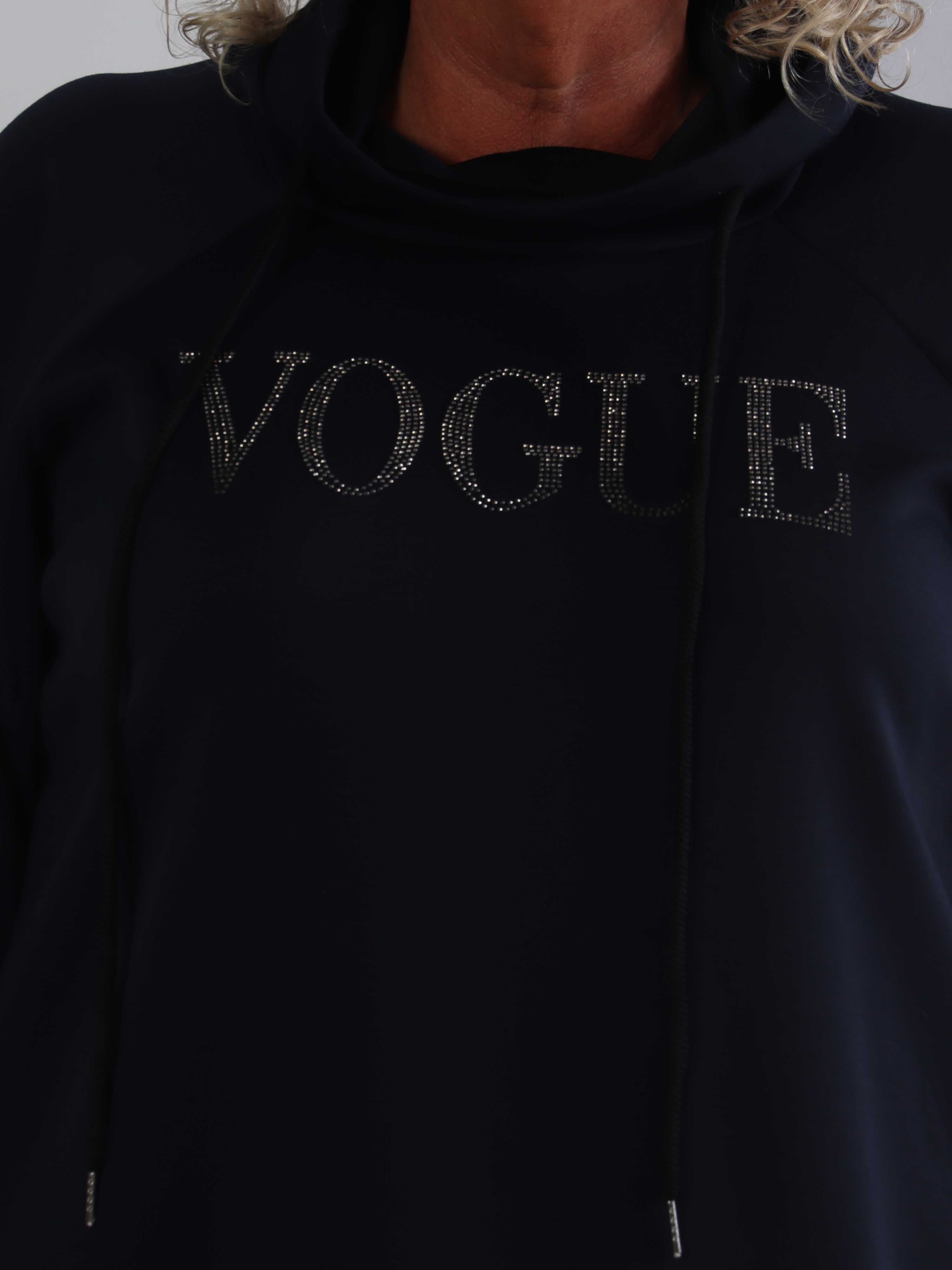 Thalia - Blød plus size joggingkjole med VOGUE stående på brystet