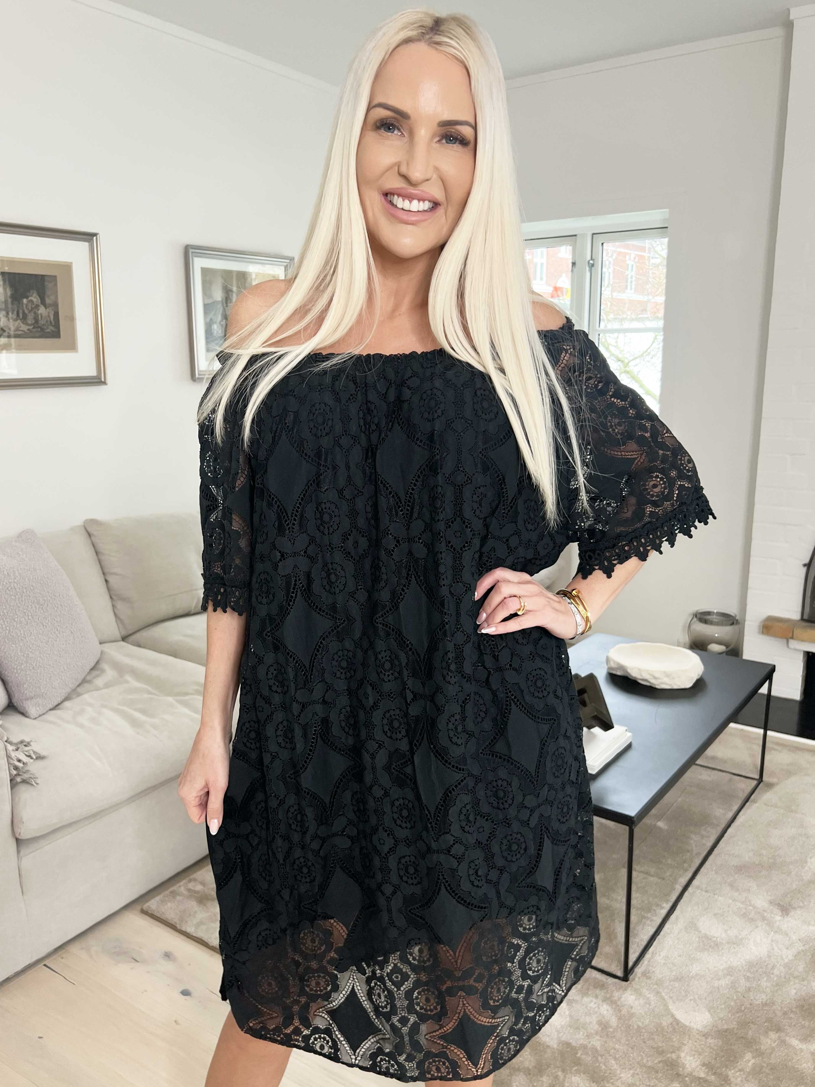 Thea - Söt spetsklänning med elastisk halsringning