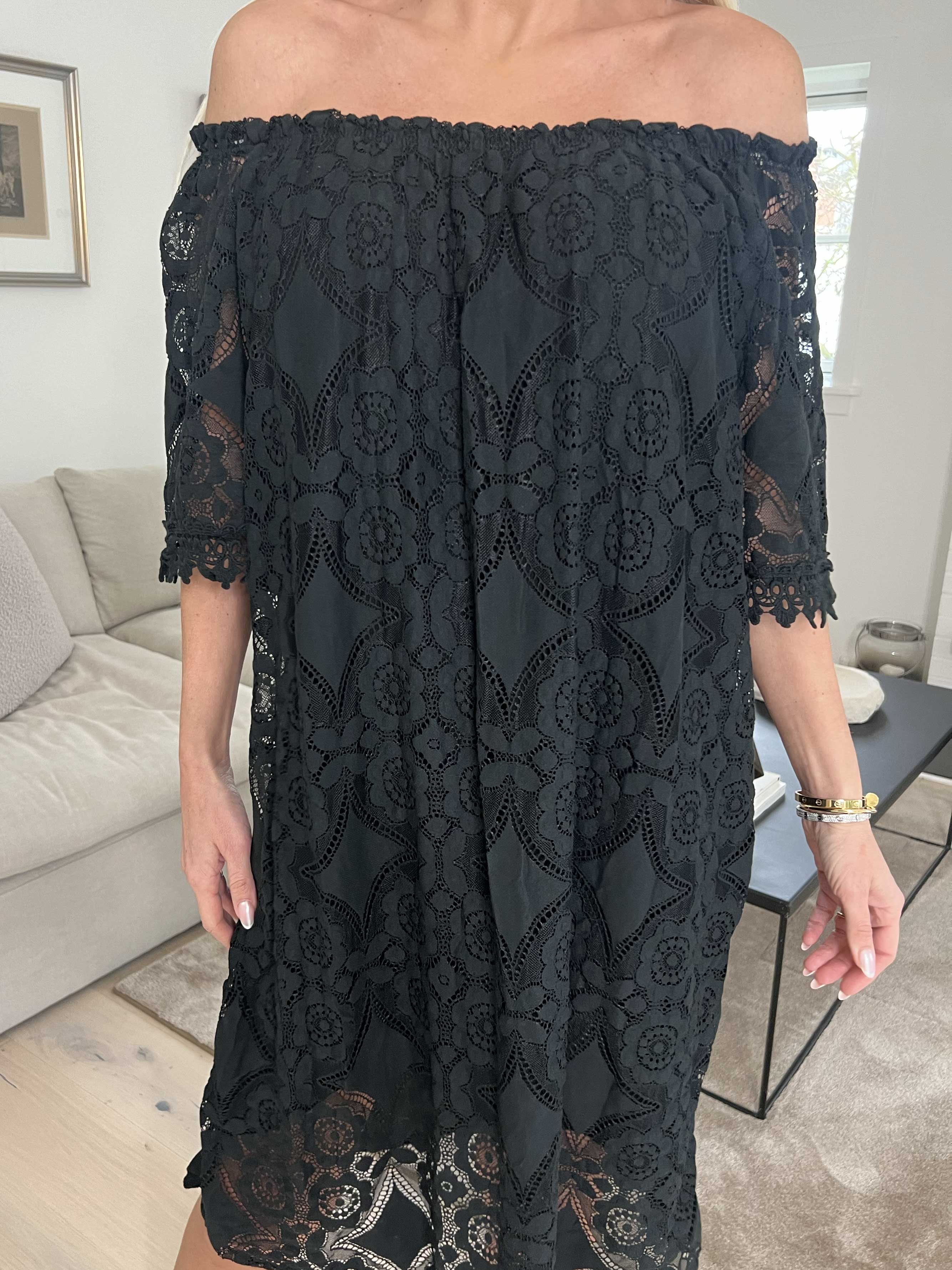 Thea - Söt spetsklänning med elastisk halsringning