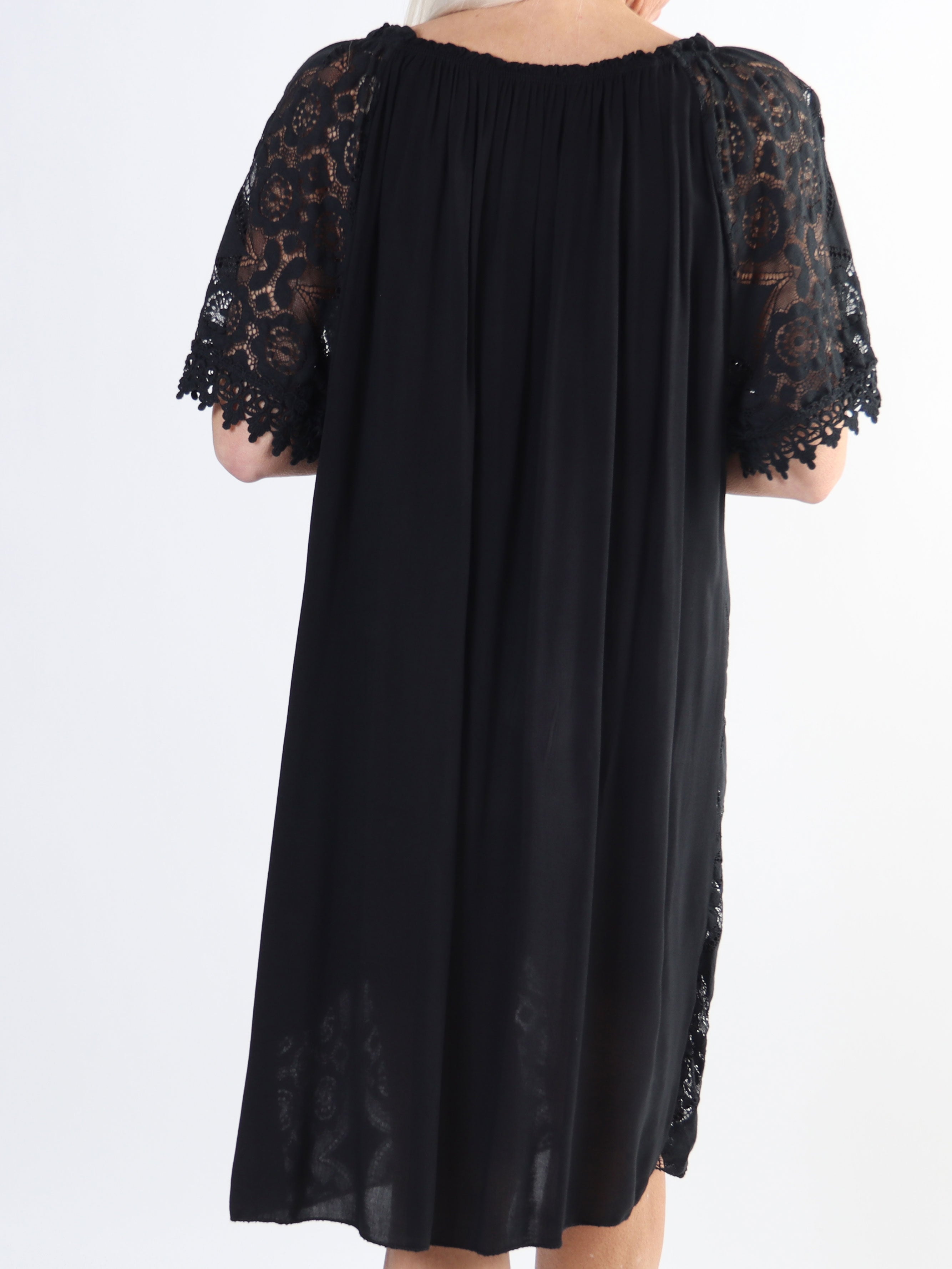 Thea - Spetsklänning med elastisk halsringning i stora storlekar