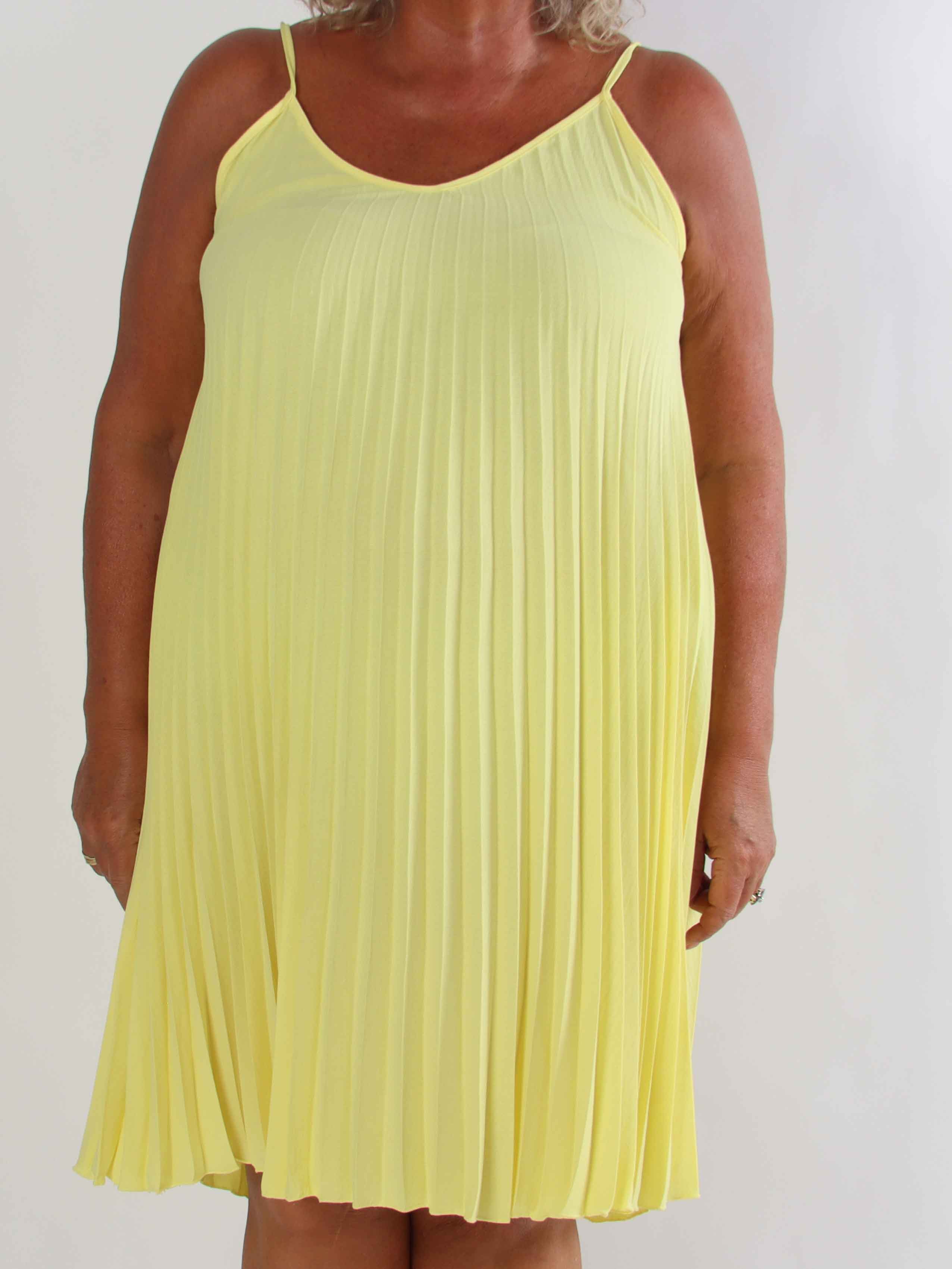 Tonia Short - Elegant plisseret plus size kjole i en blød og let viskoseblanding