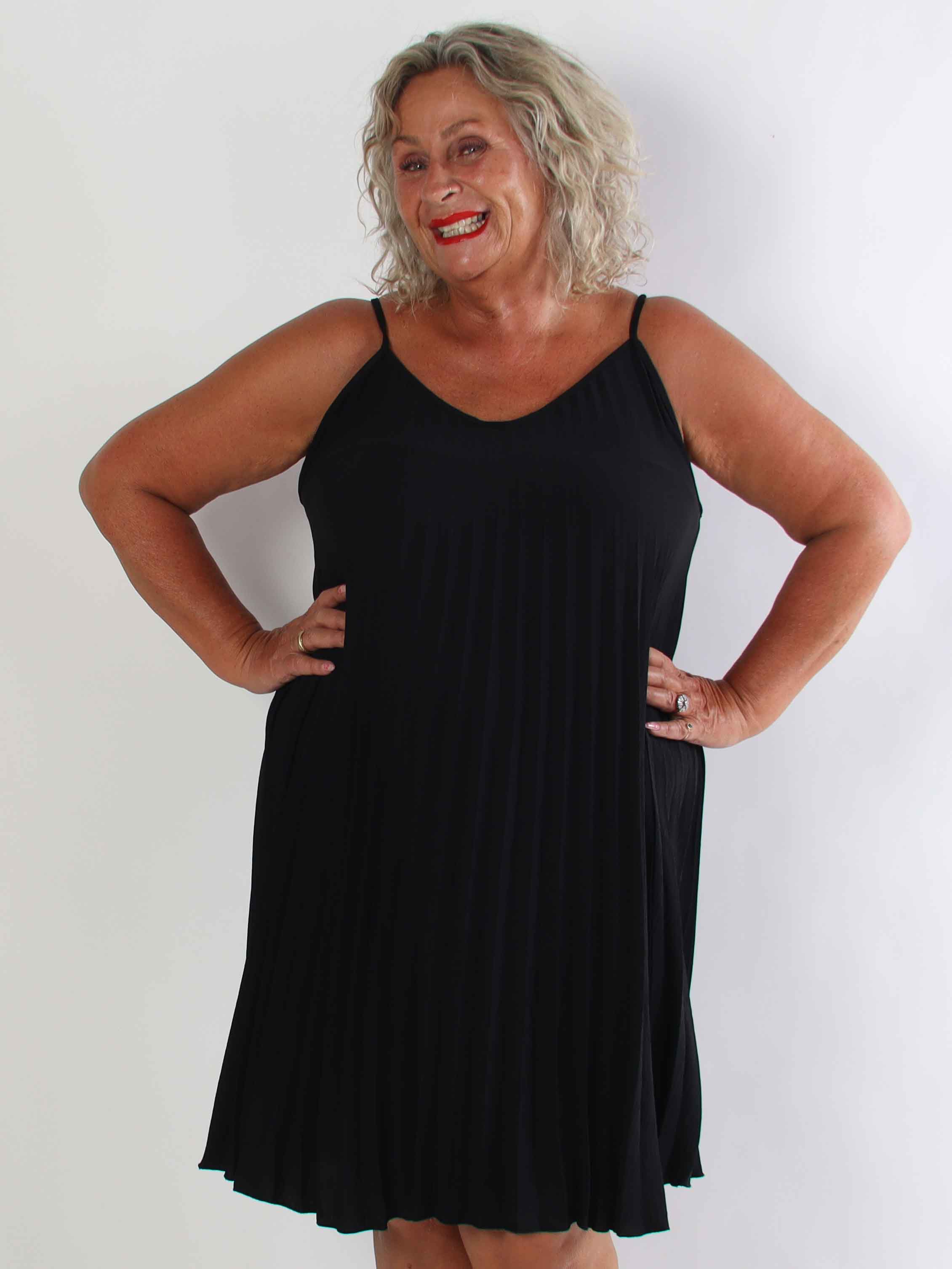 Tonia Short - Elegant plisseret plus size kjole i en blød og let viskoseblanding