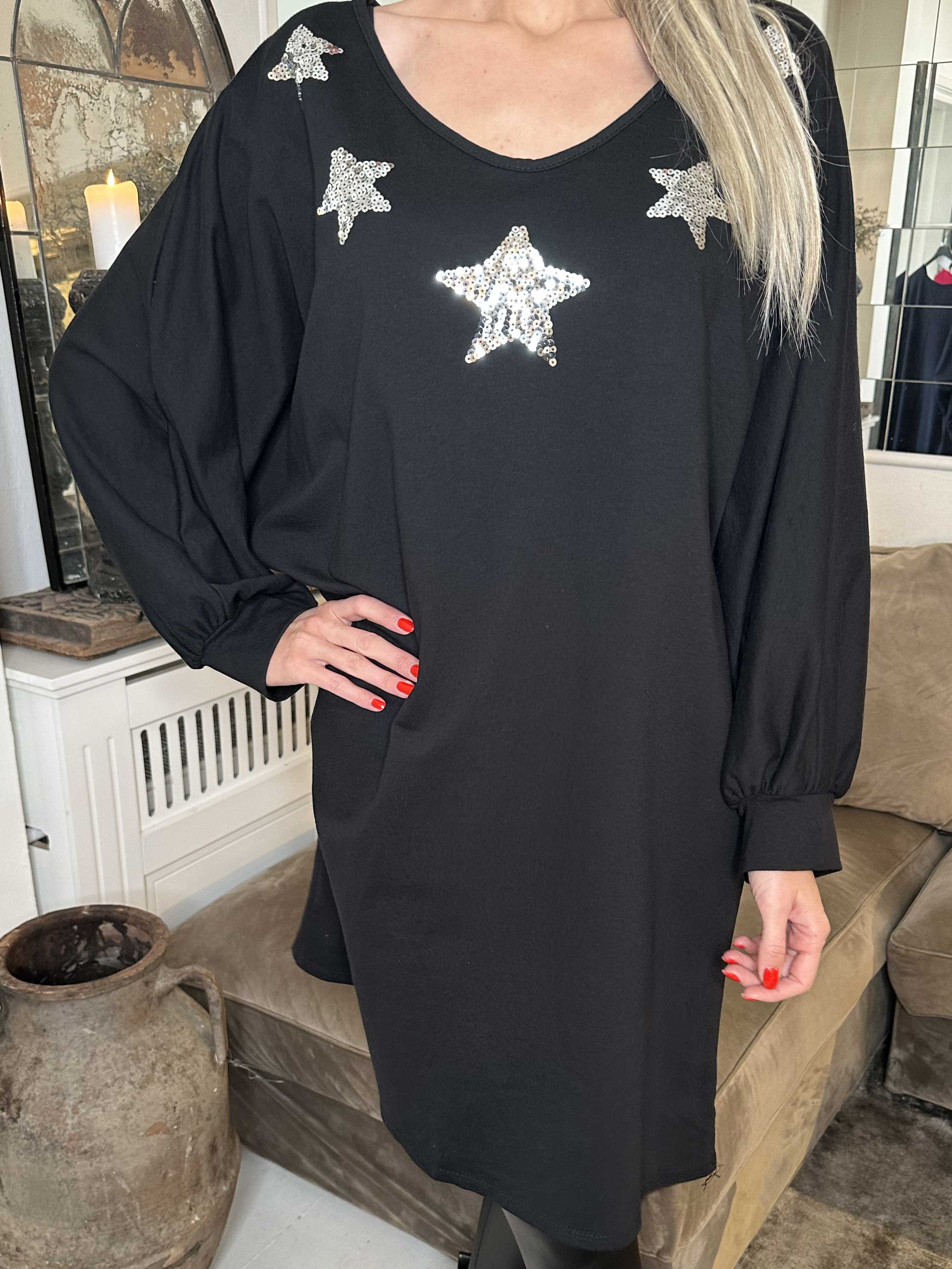 Torino - Oversized klänning med paljettstjärnor