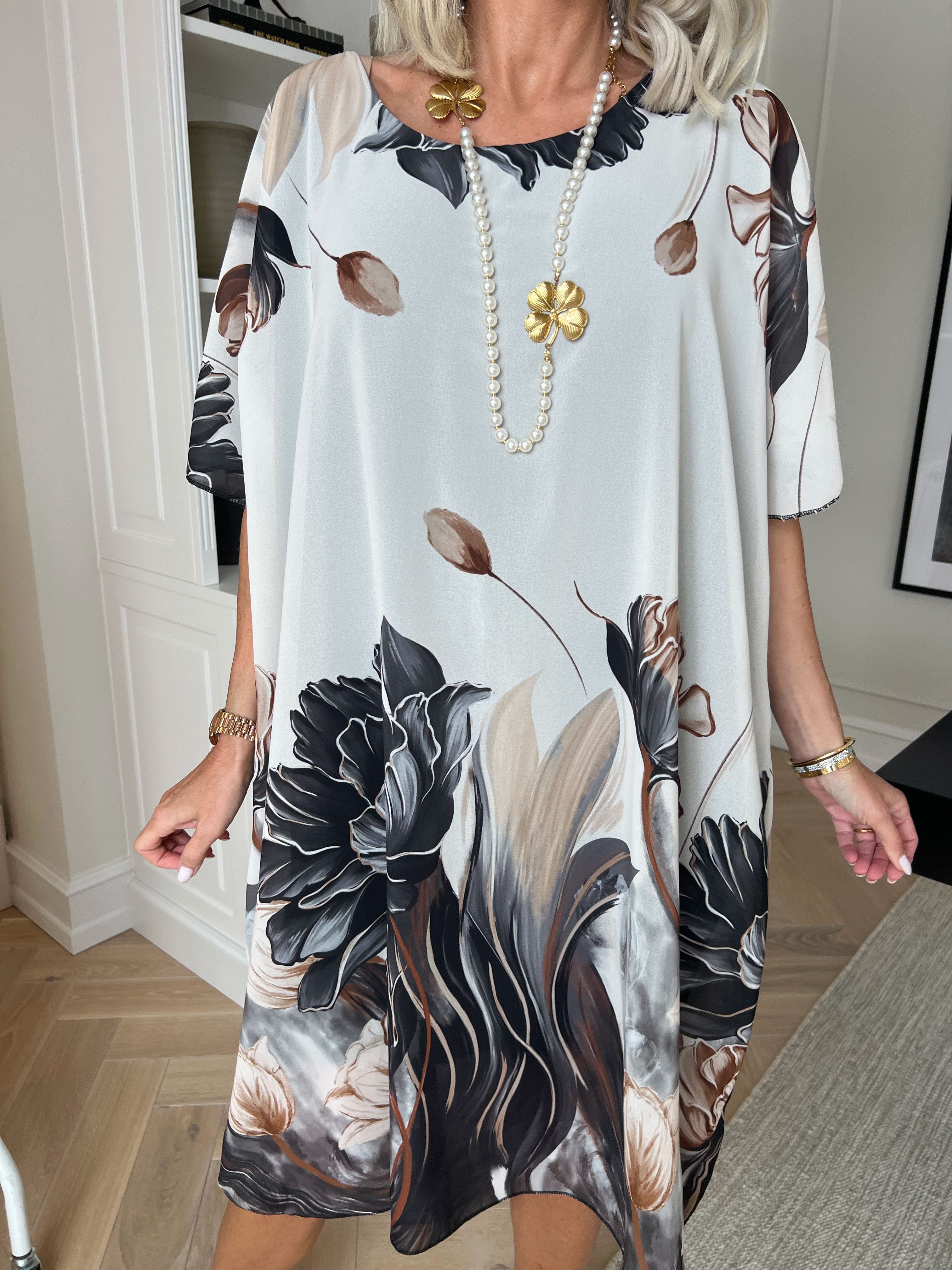 Tricia - Tunikakjole med chiffonlag med blomstermotiver