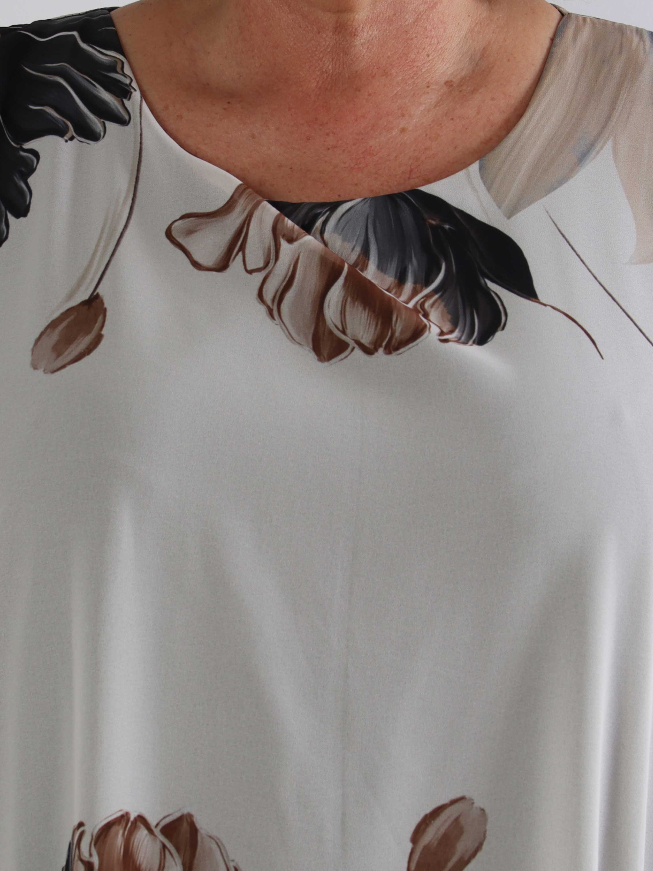Tricia - Plus size tunikakjole med chiffonlag med blomstermotiver