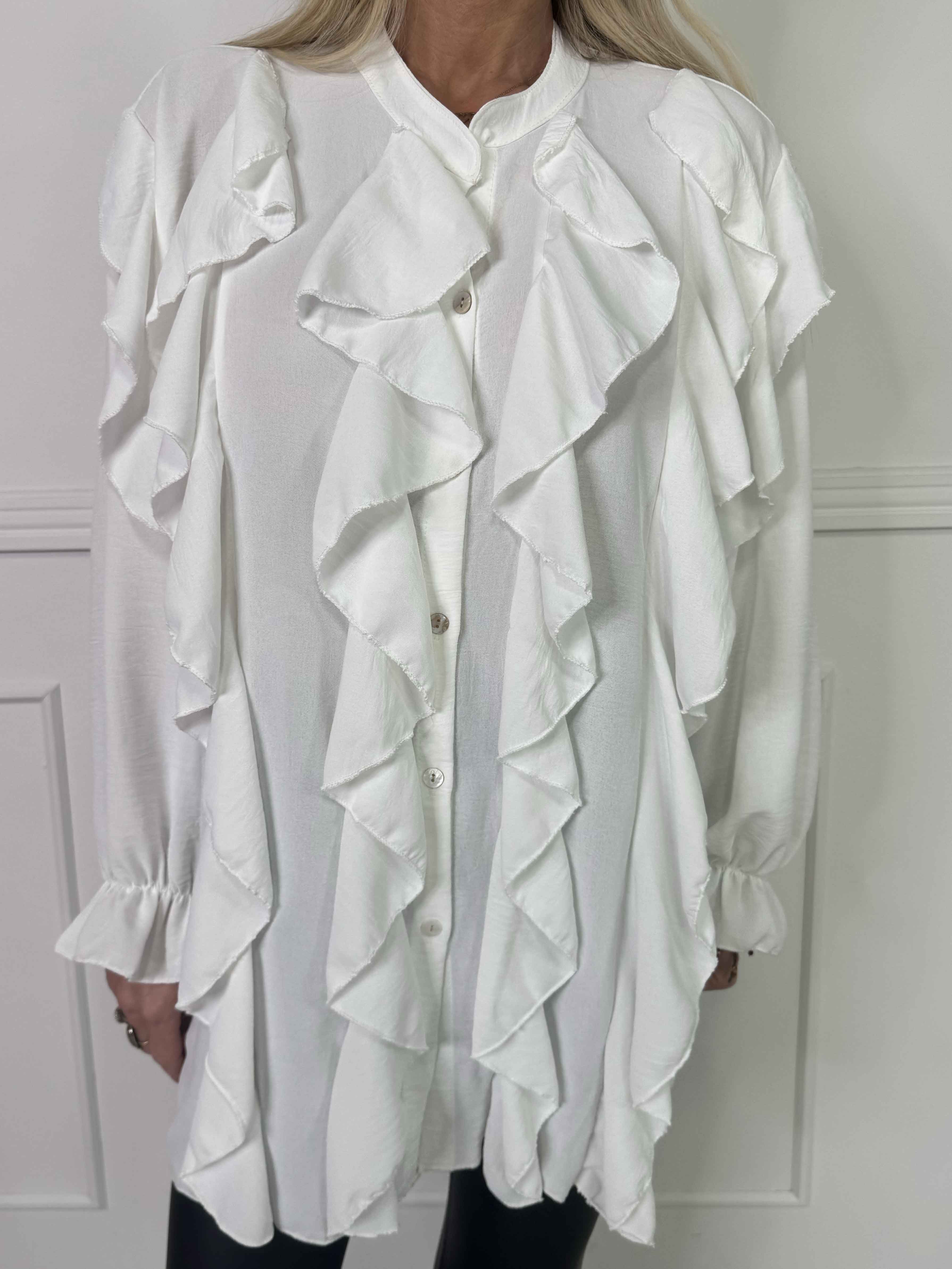 Trudie - Sød skjorte i viskose med fine flæser foran